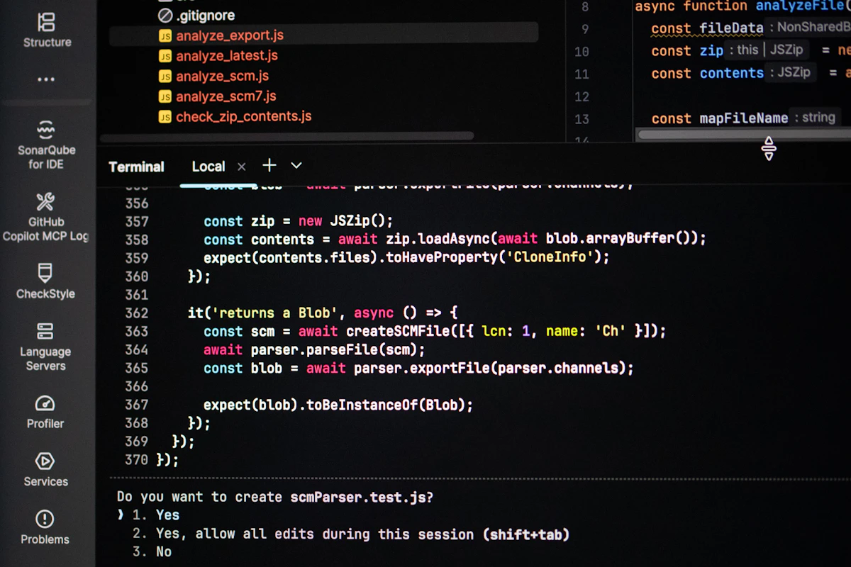 Vista de primer plano de un terminal ejecutando comandos de actualización de npm para parchar Axios.