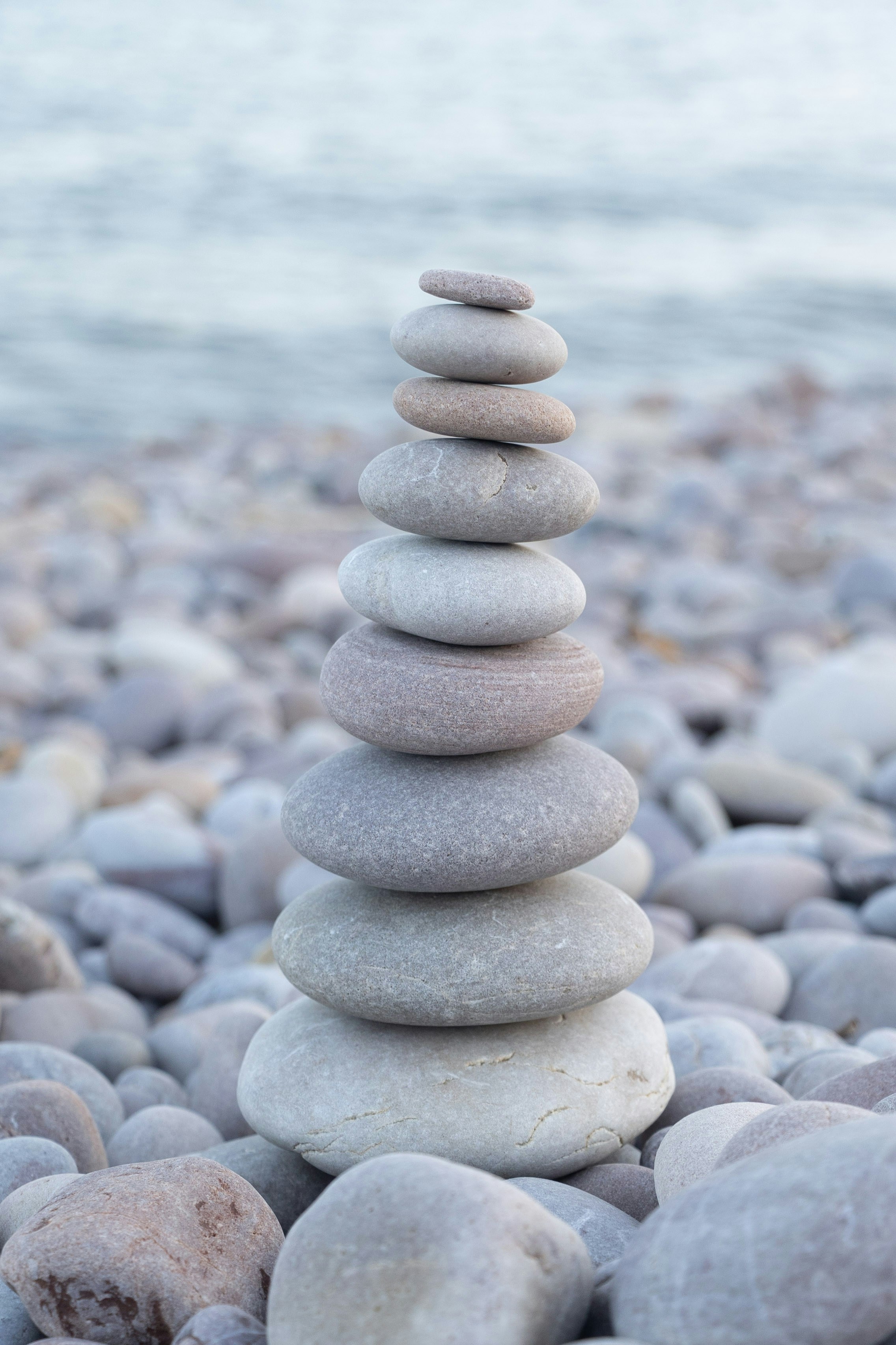Ein Stapel ausbalancierter Steine an einem Kiesstrand