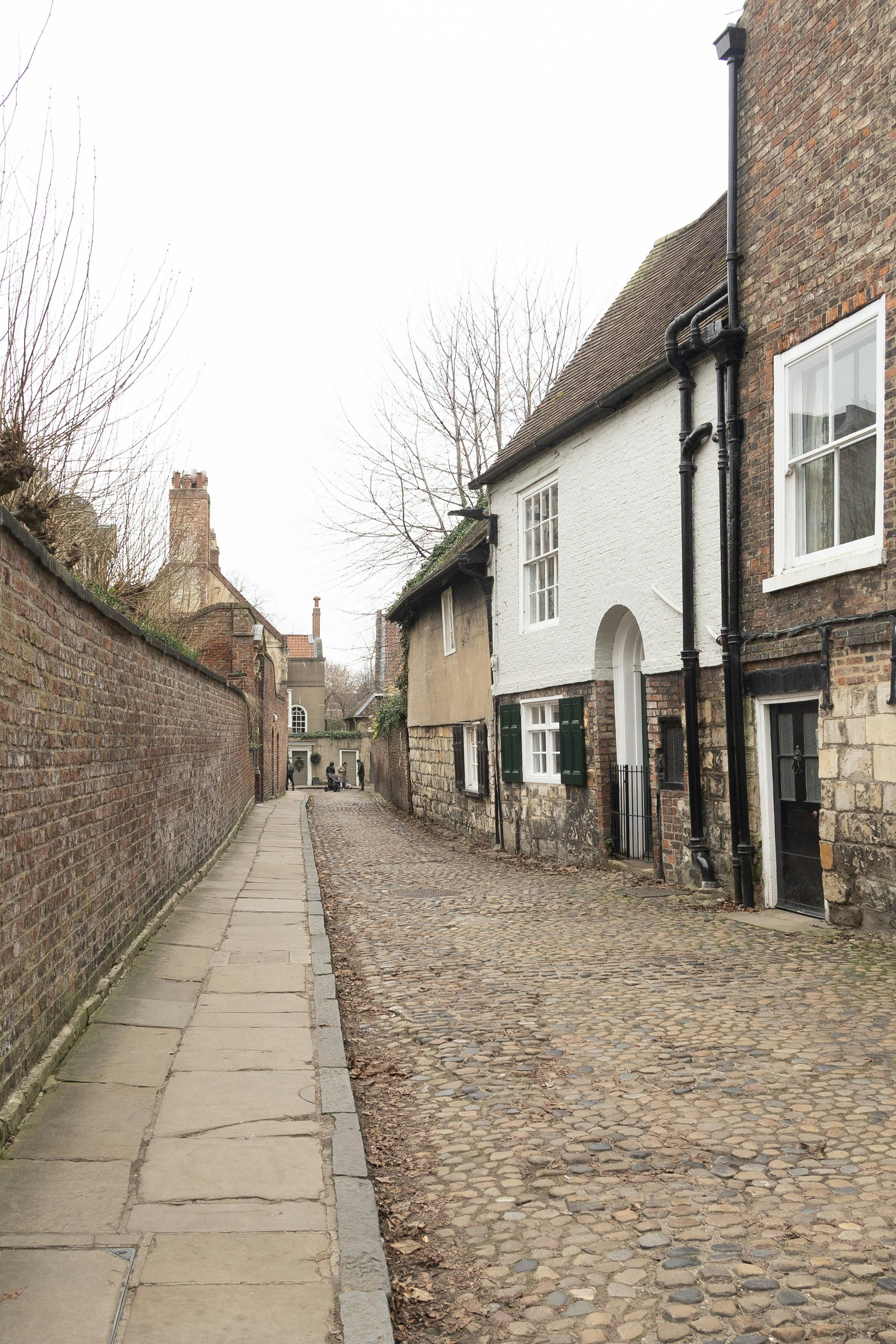 Kopfsteinpflasterstraße, gesäumt von historischen Backsteingebäuden