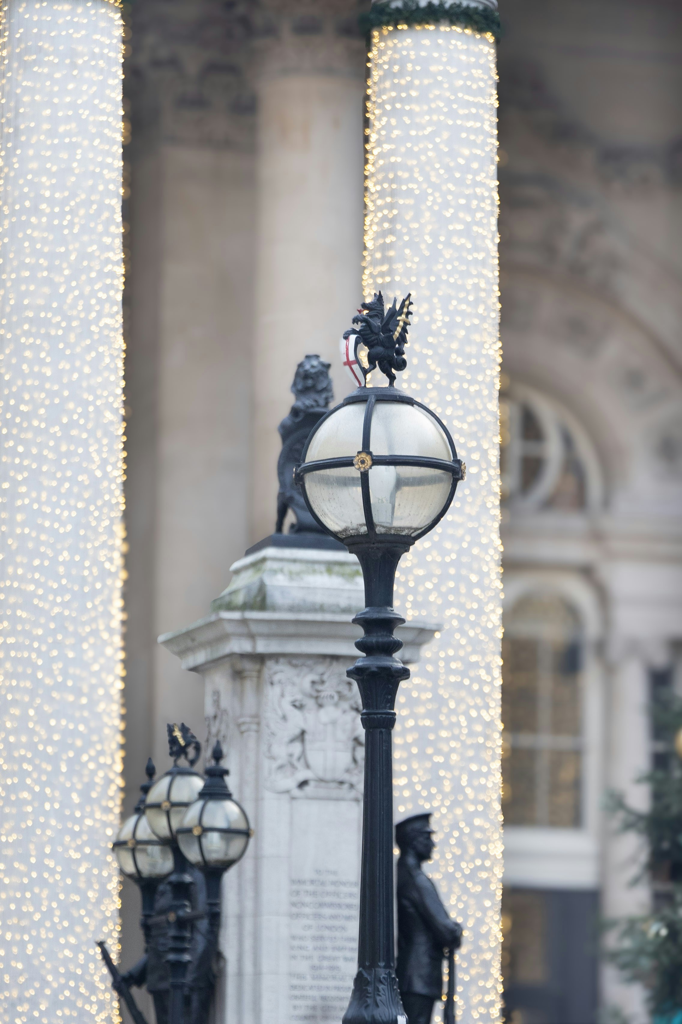 Straßenlaterne mit festlichen Lichtern und Säulen
