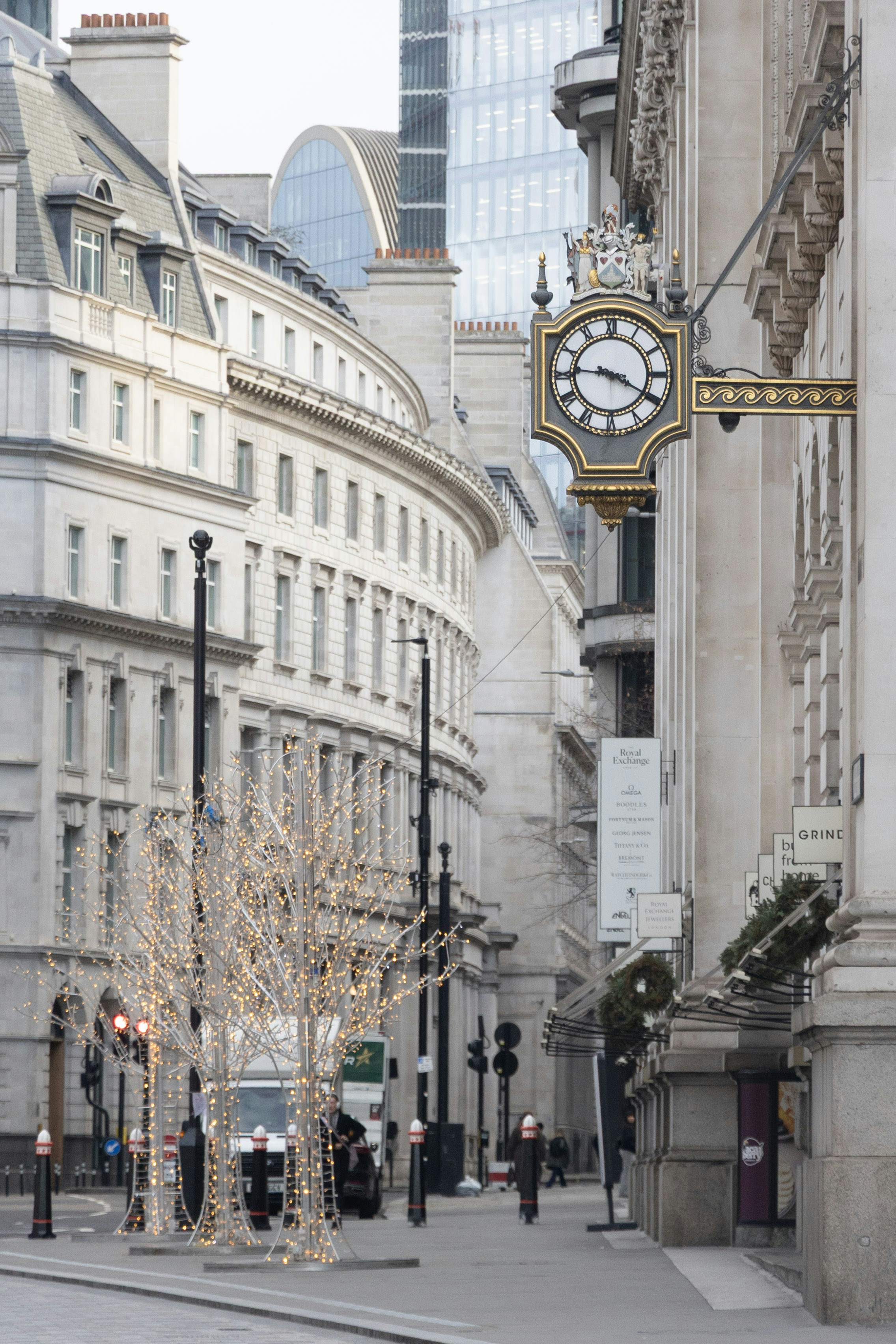 Prunkvolle Uhr an der Gebäudefassade mit Blick auf die Straße