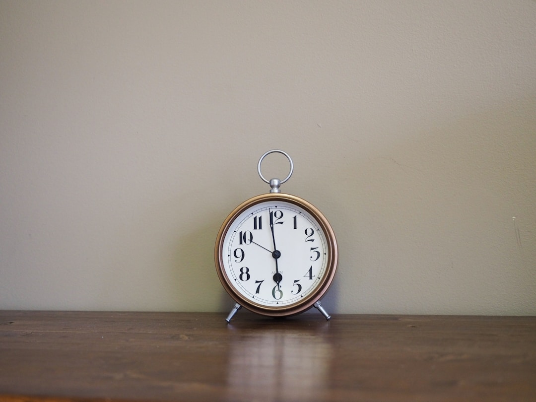 Horloge à poser sur un meuble en bois, dans une ambiance chaleureuse