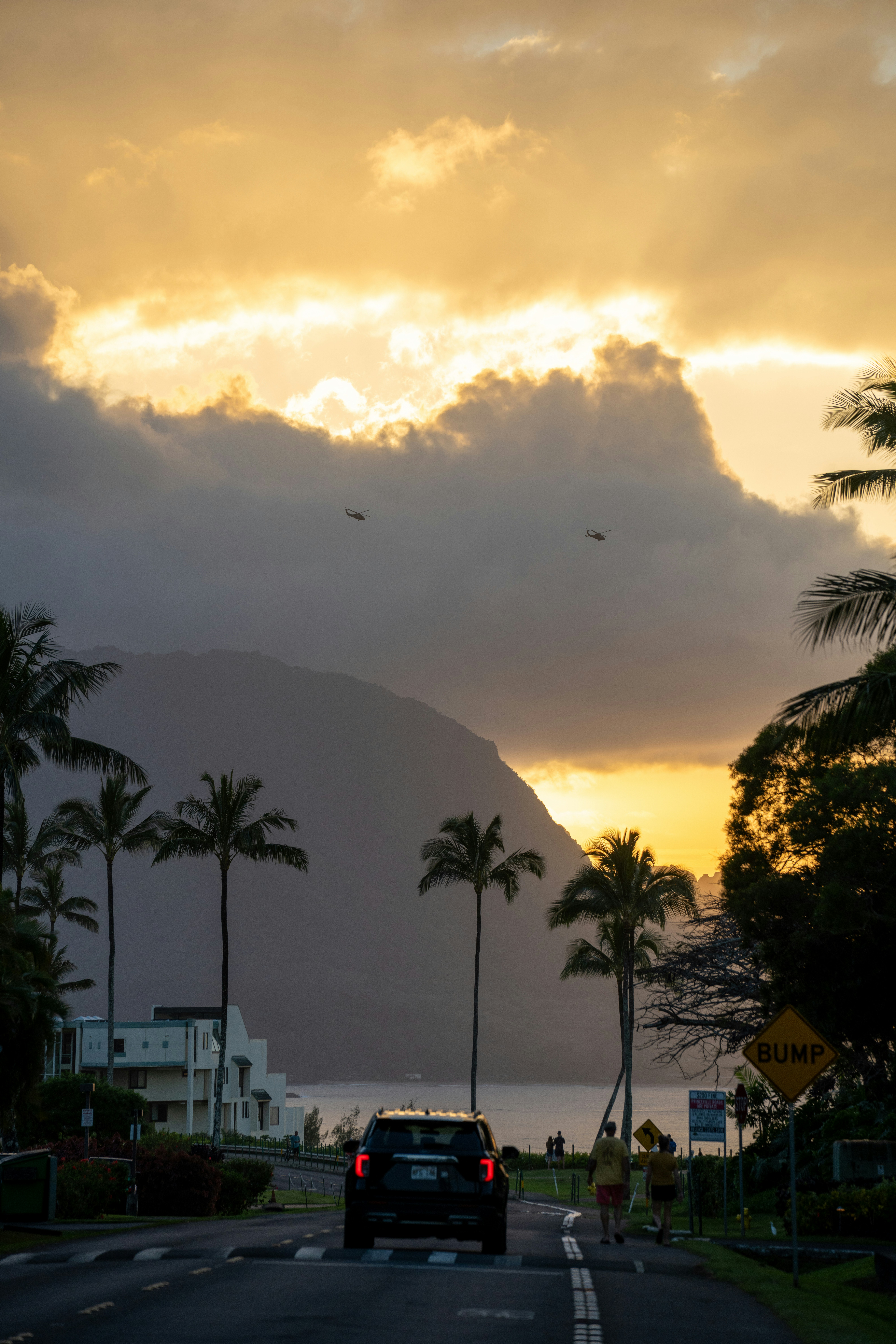 Strada tropicale che porta alle montagne al tramonto