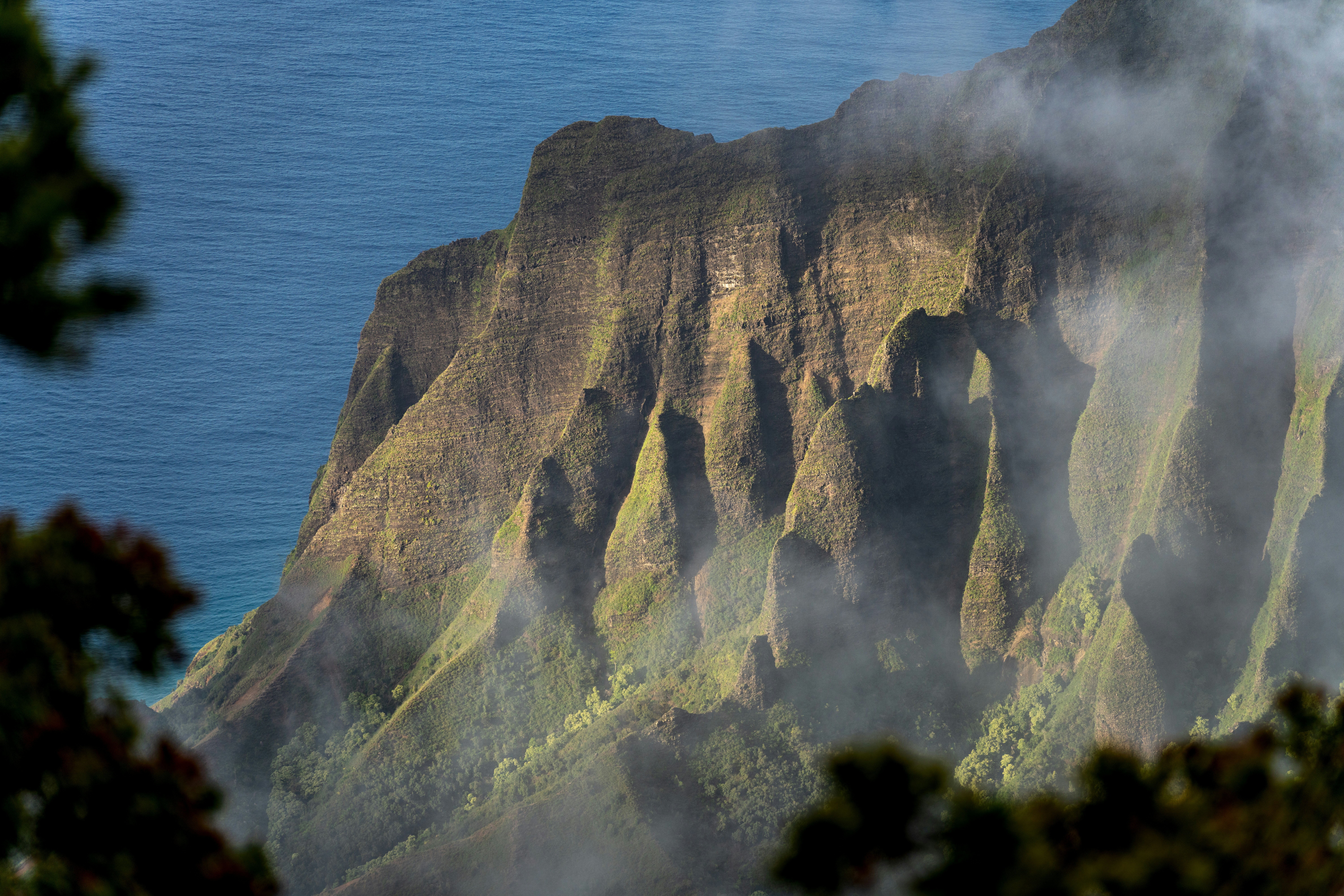 Montagne nebbiose che dominano l'oceano