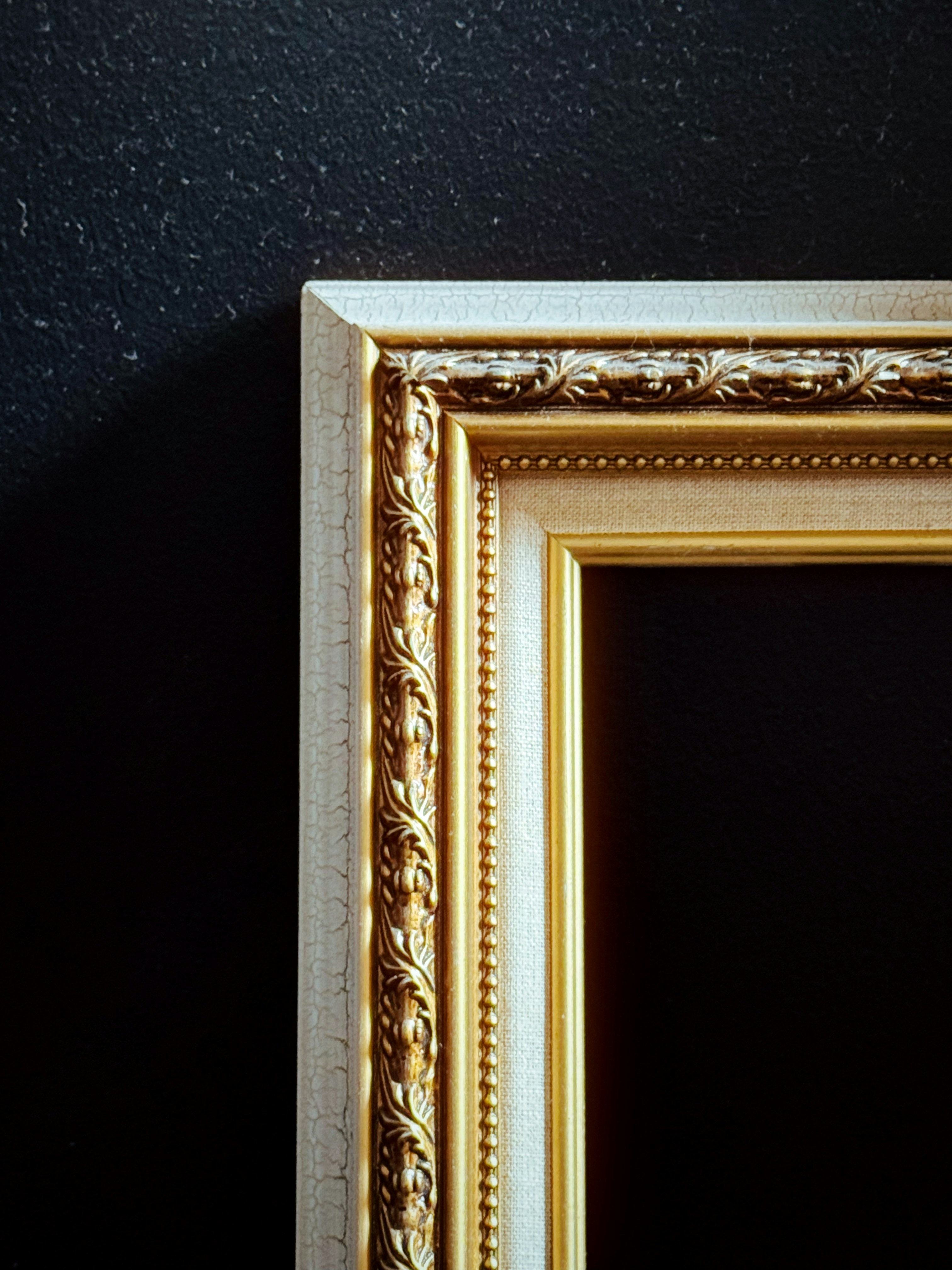 Cadre doré orné sur fond noir