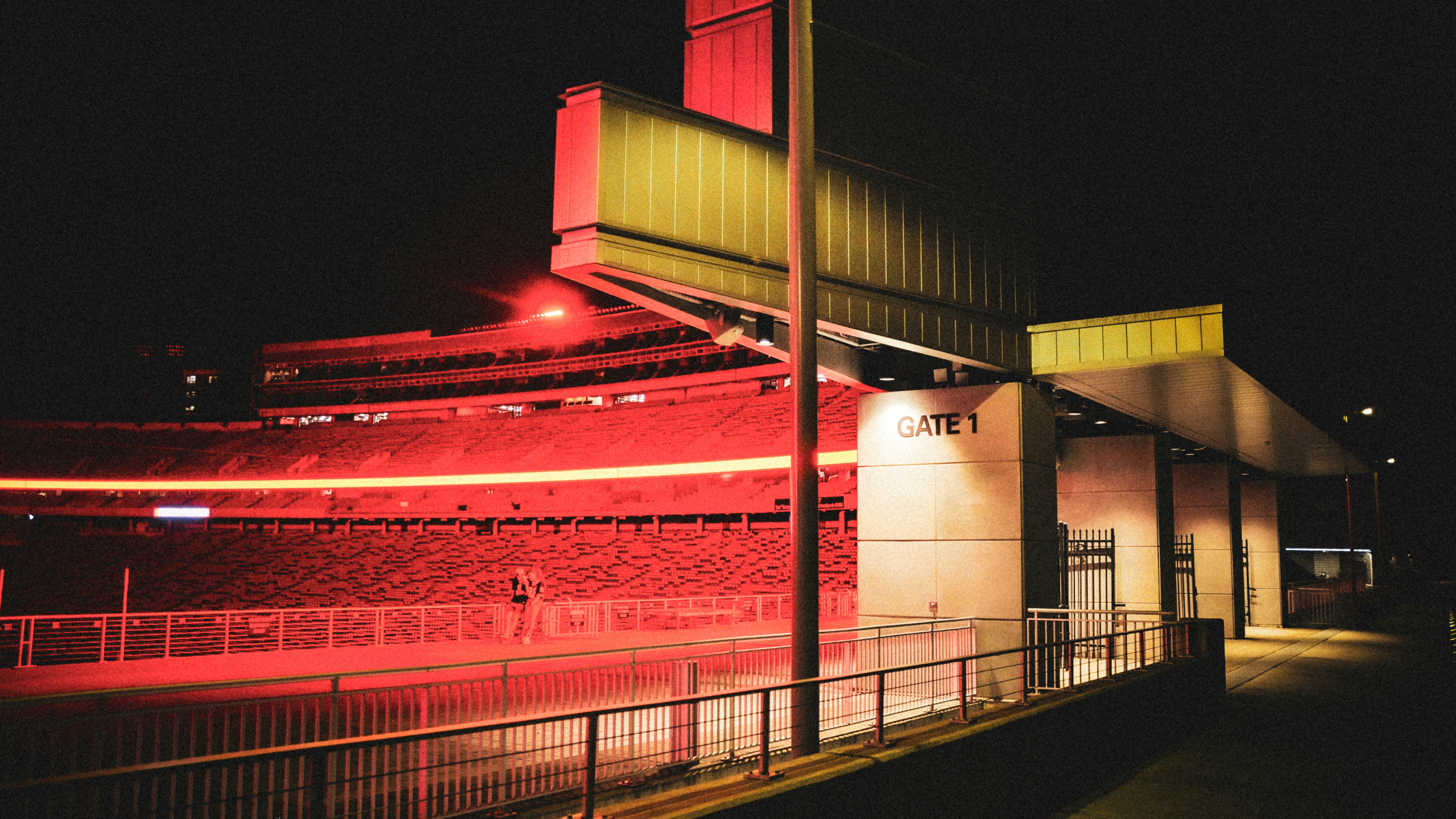 Vista nocturna de un estadio vacío antes del partido