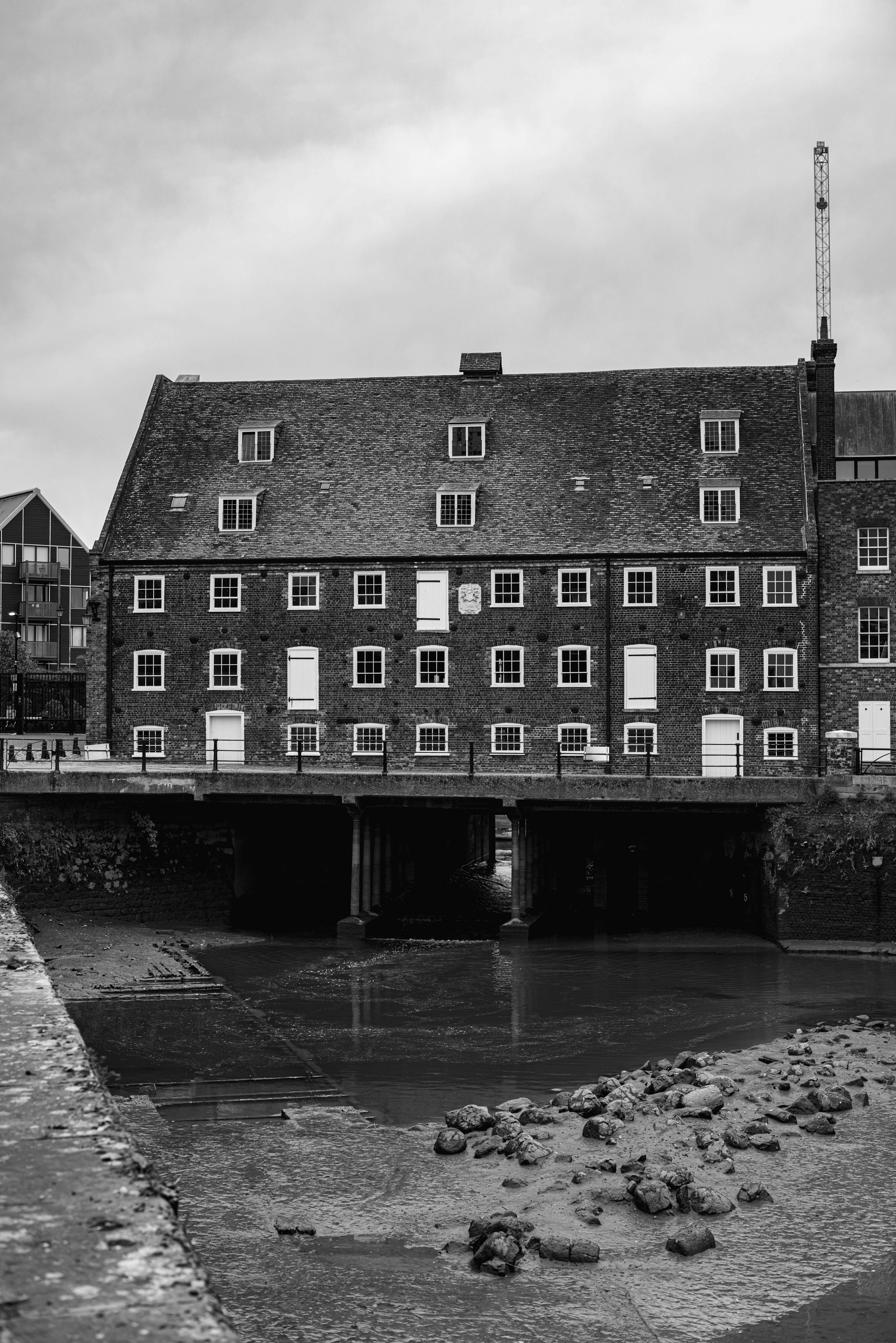 Edificio histórico de ladrillo con muchas ventanas sobre un canal