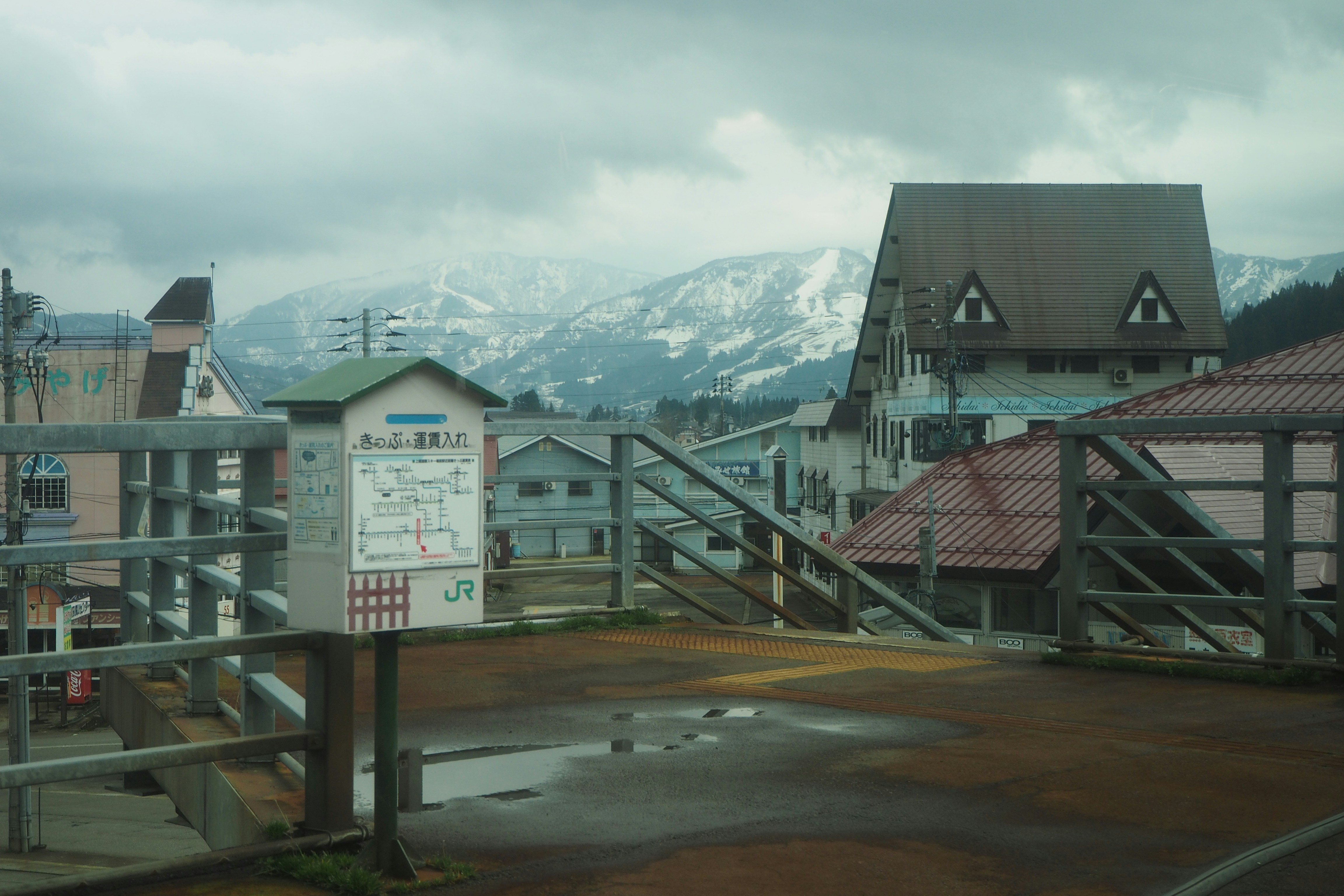 Un pueblo con montañas nevadas al fondo