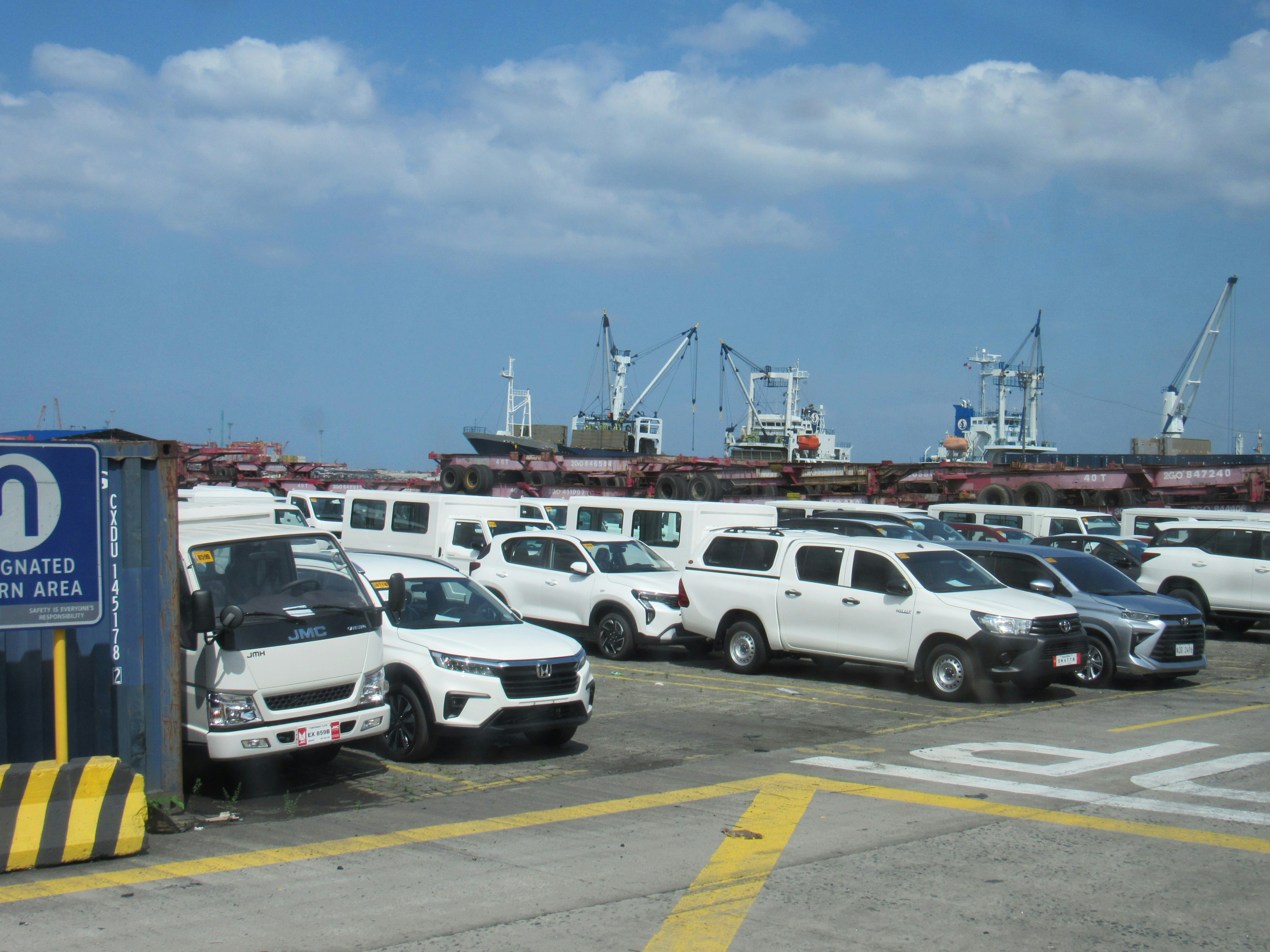 קרטונים וציוד למעבר דירה מסודר