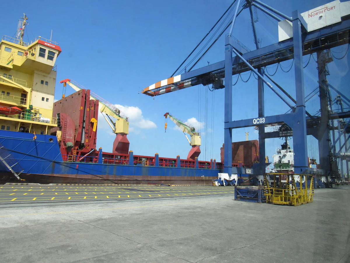Proses loading kontainer CPO ke kapal di pelabuhan Tanjung Priok