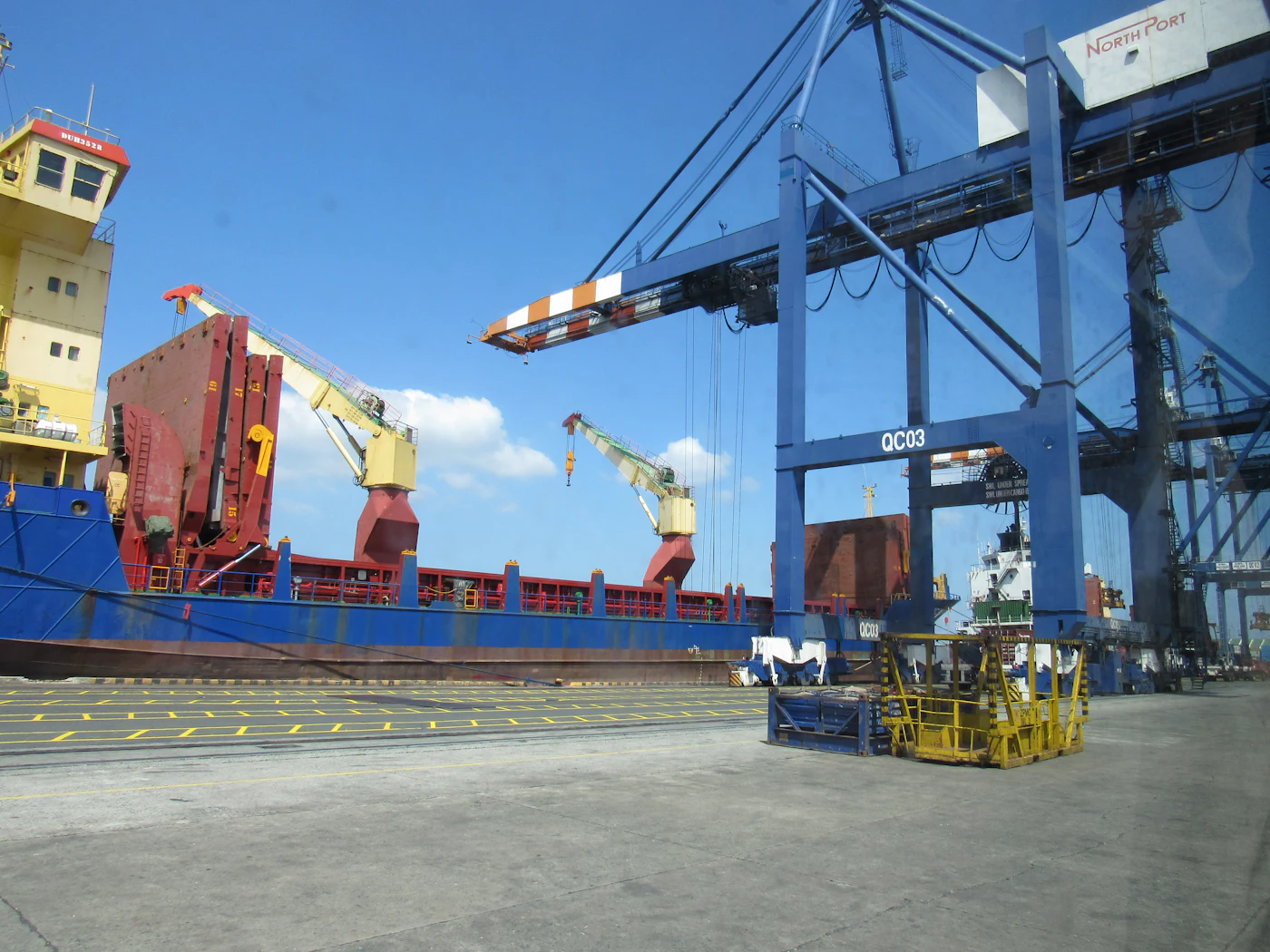 Navio cargueiro em terminal portuário, representando comércio global