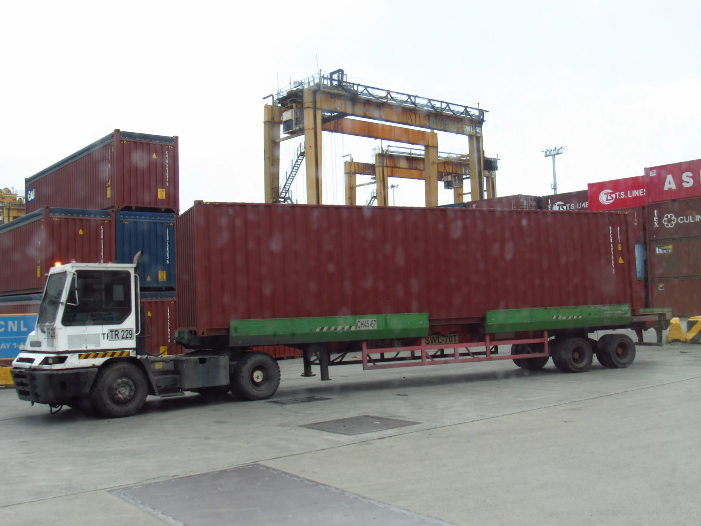 Containerterminal mit Kränen