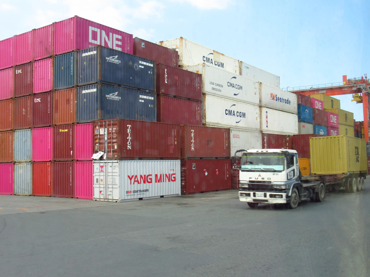 Logística global de contenedores, representando las cadenas de suministro internacionales afectadas por la medida.