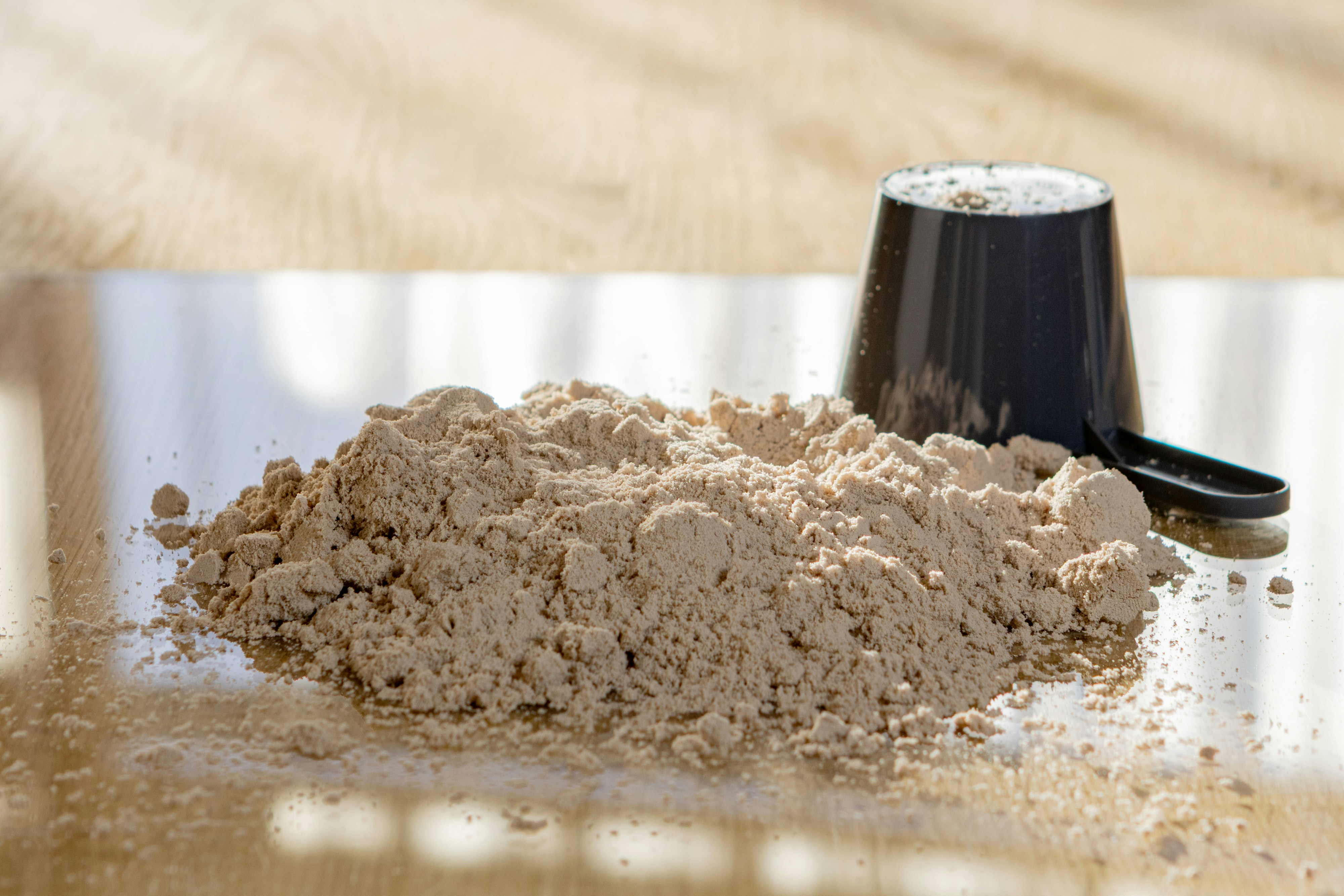 Um monte de pó de proteína com uma colher