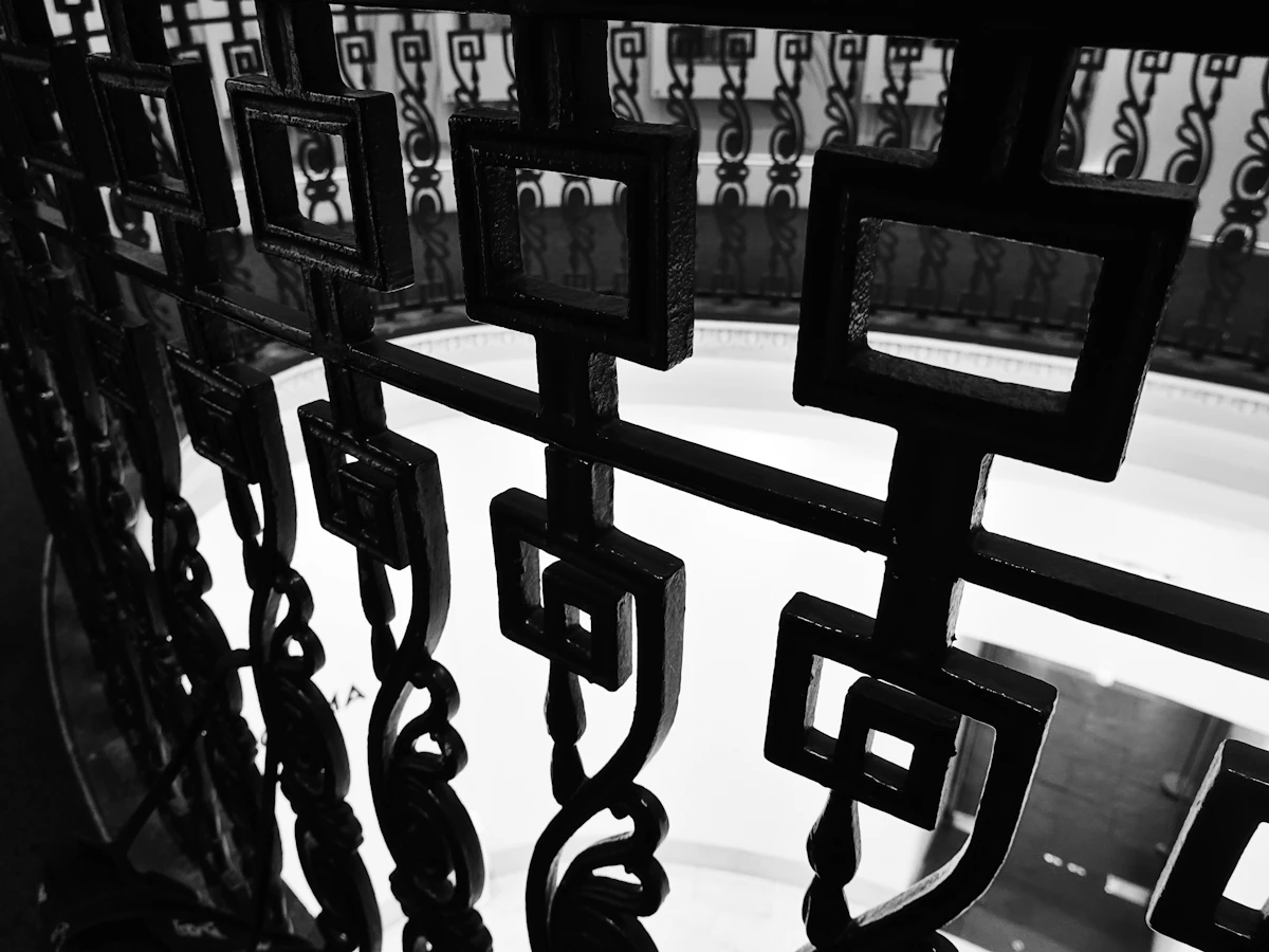 Garde-corps métallique à motif géométrique noir sur terrasse contemporaine