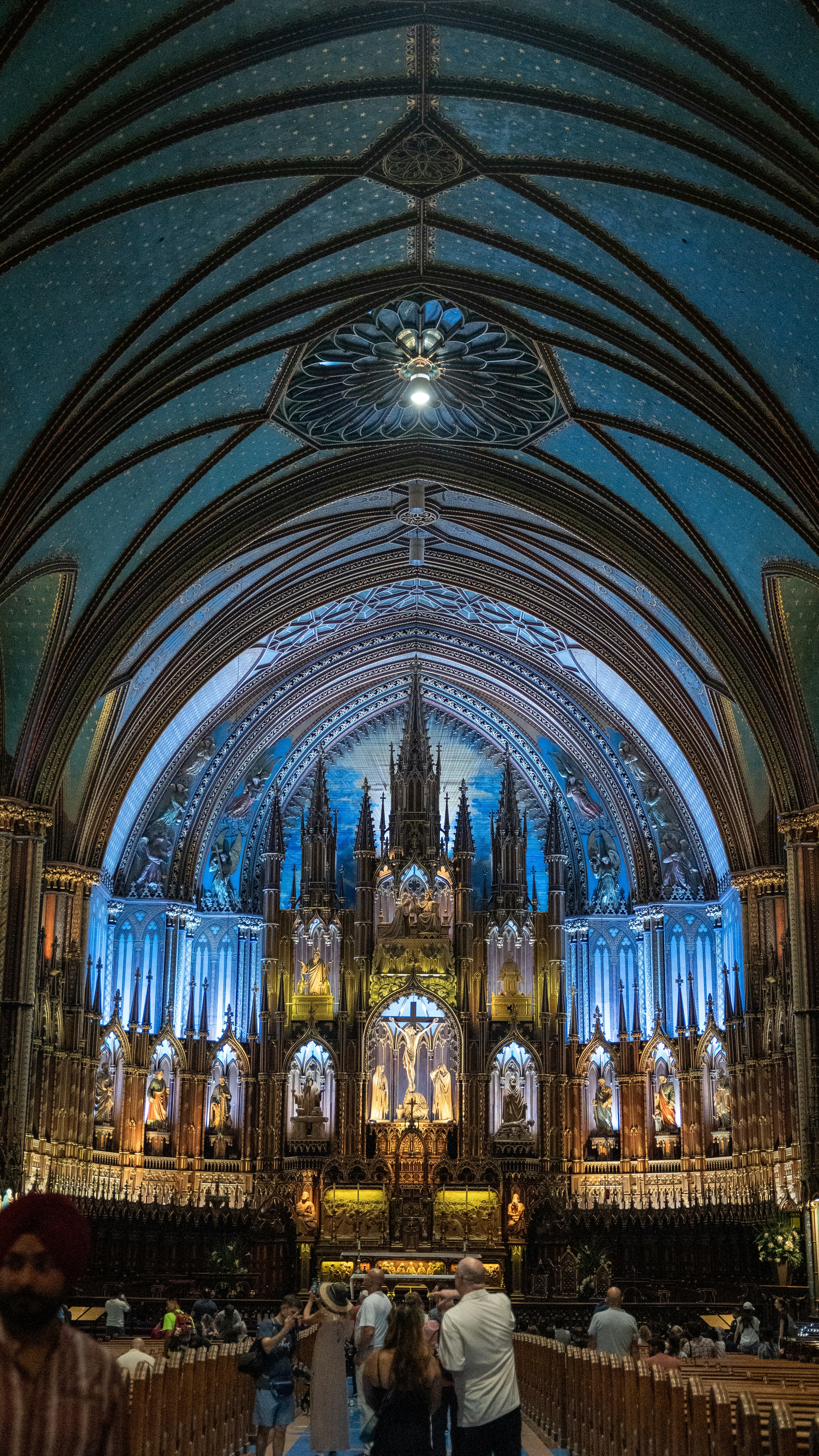 Interno della chiesa ornato con soffitto e altare blu.