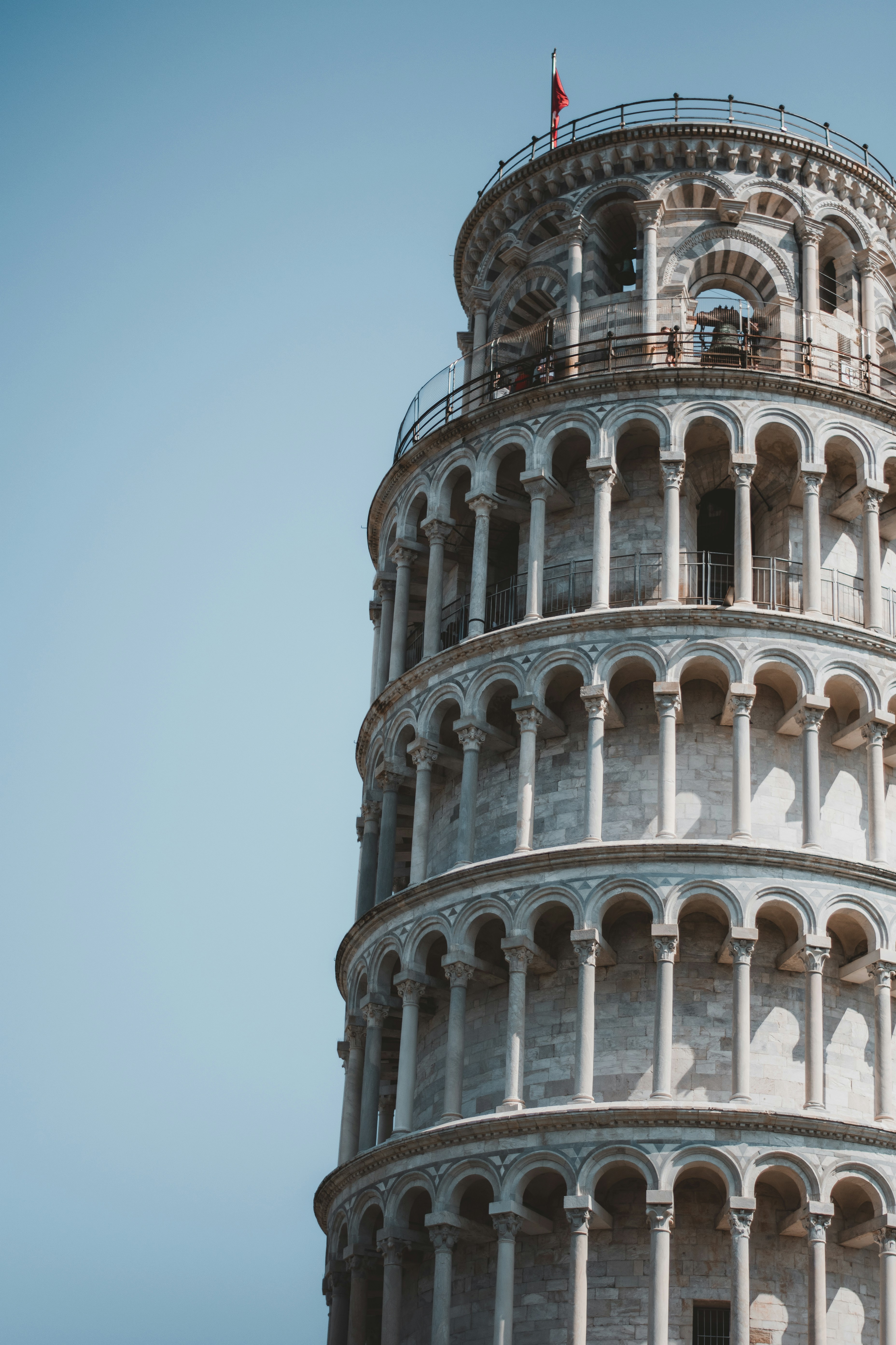 La torre inclinata di Pisa contro un cielo azzurro limpido