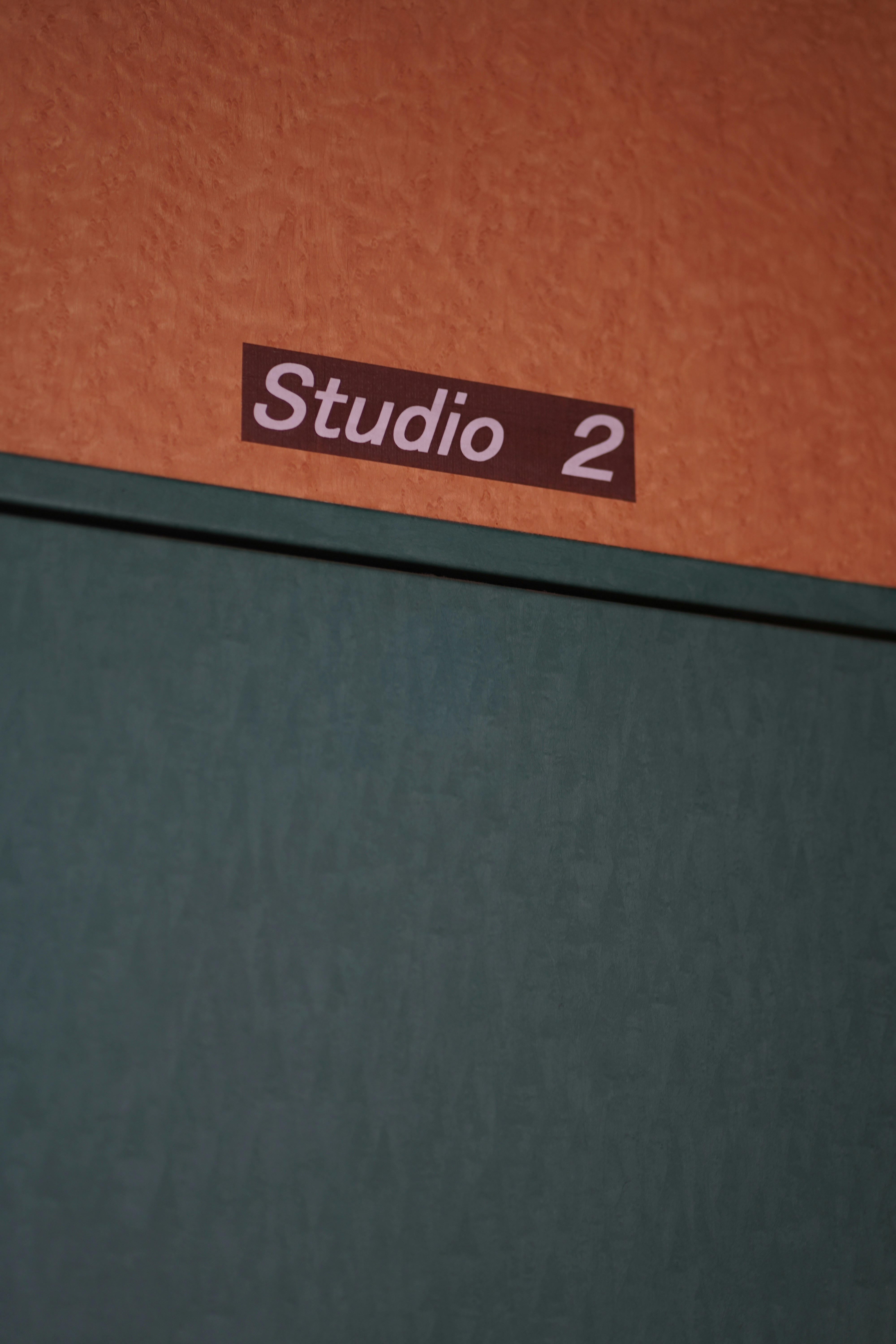 Enseigne Studio 2 sur un mur texturé