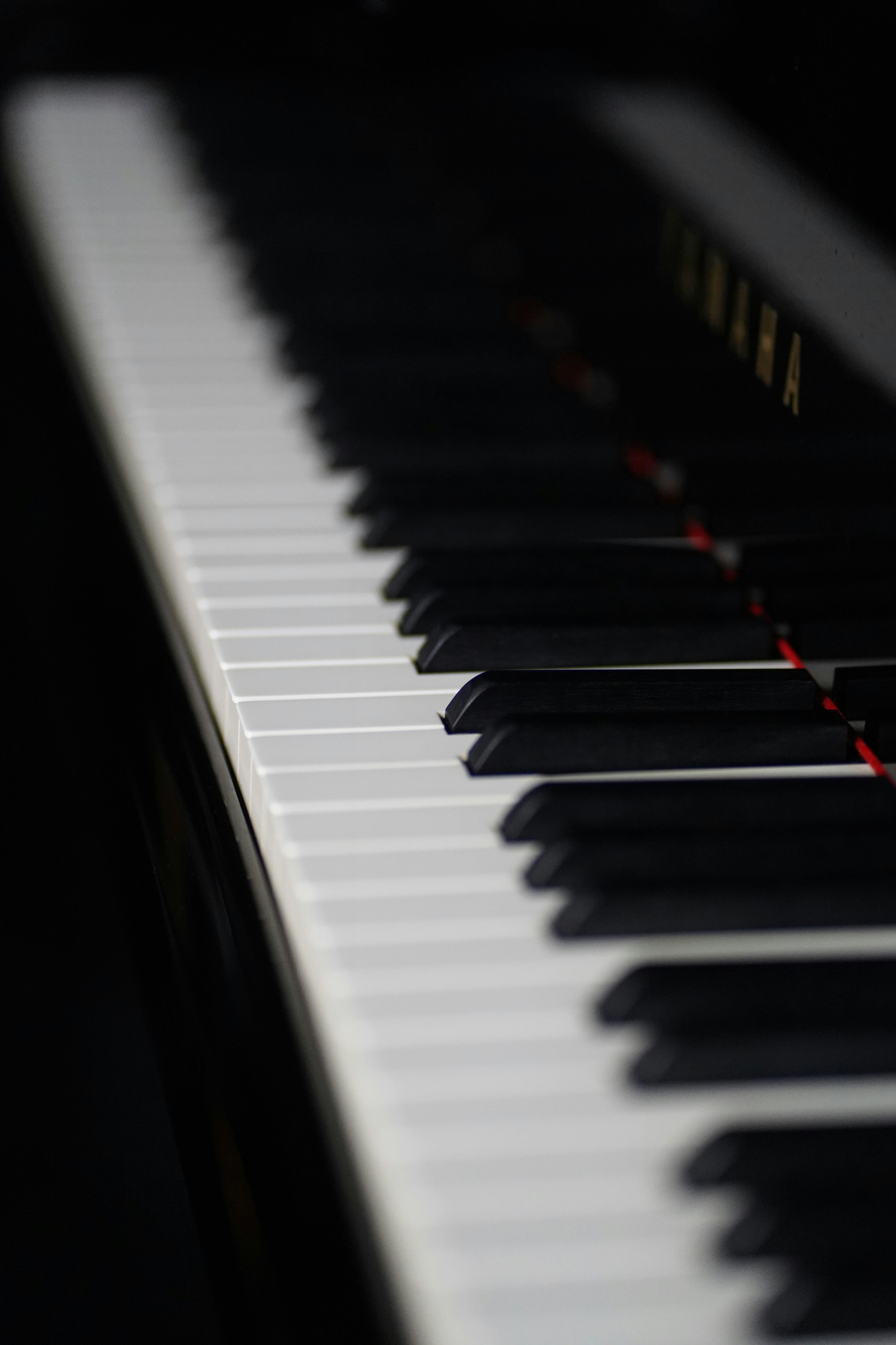 Gros plan d’un clavier de piano noir et blanc
