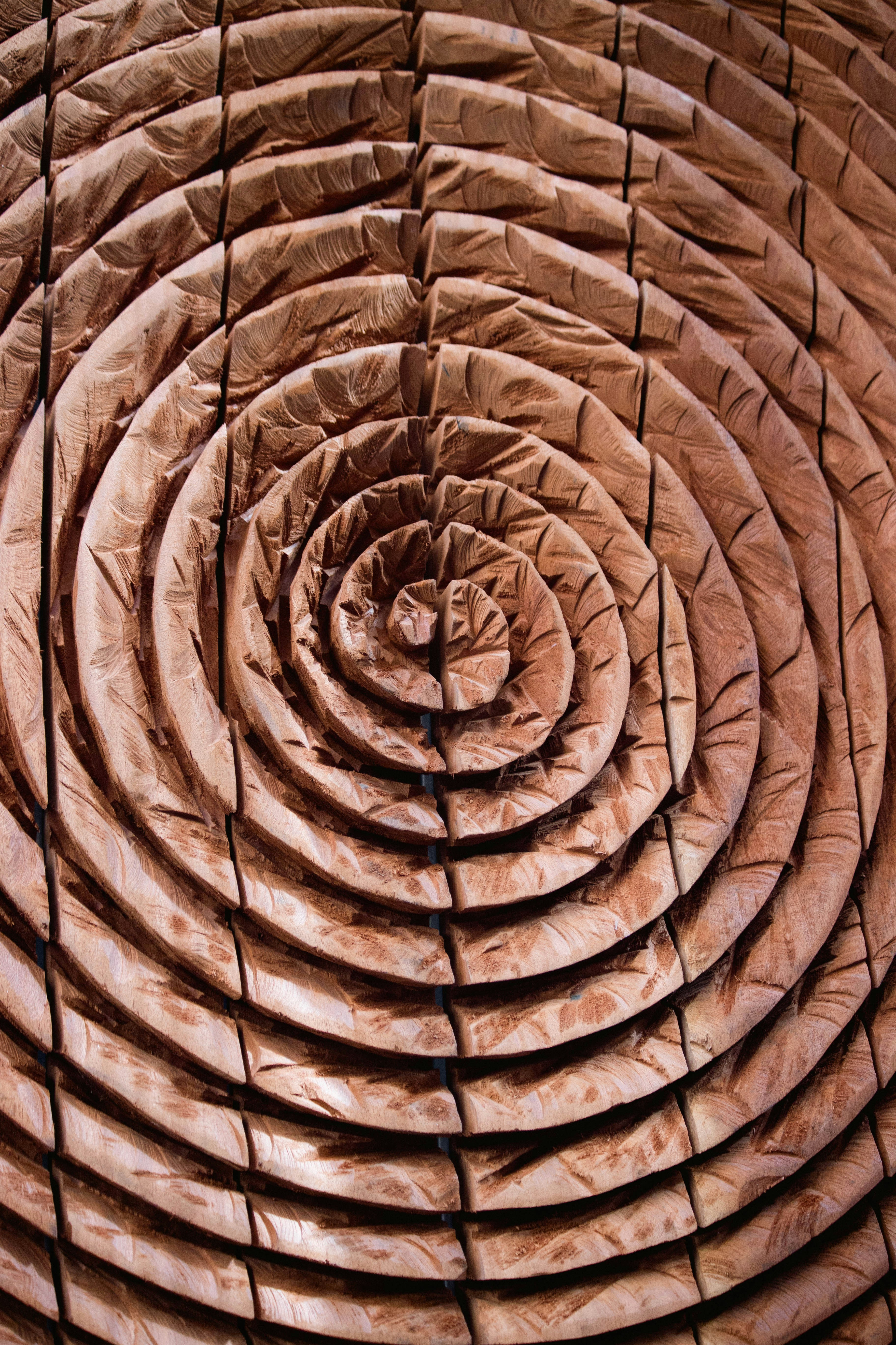 Primo piano di un motivo a spirale in legno intagliato