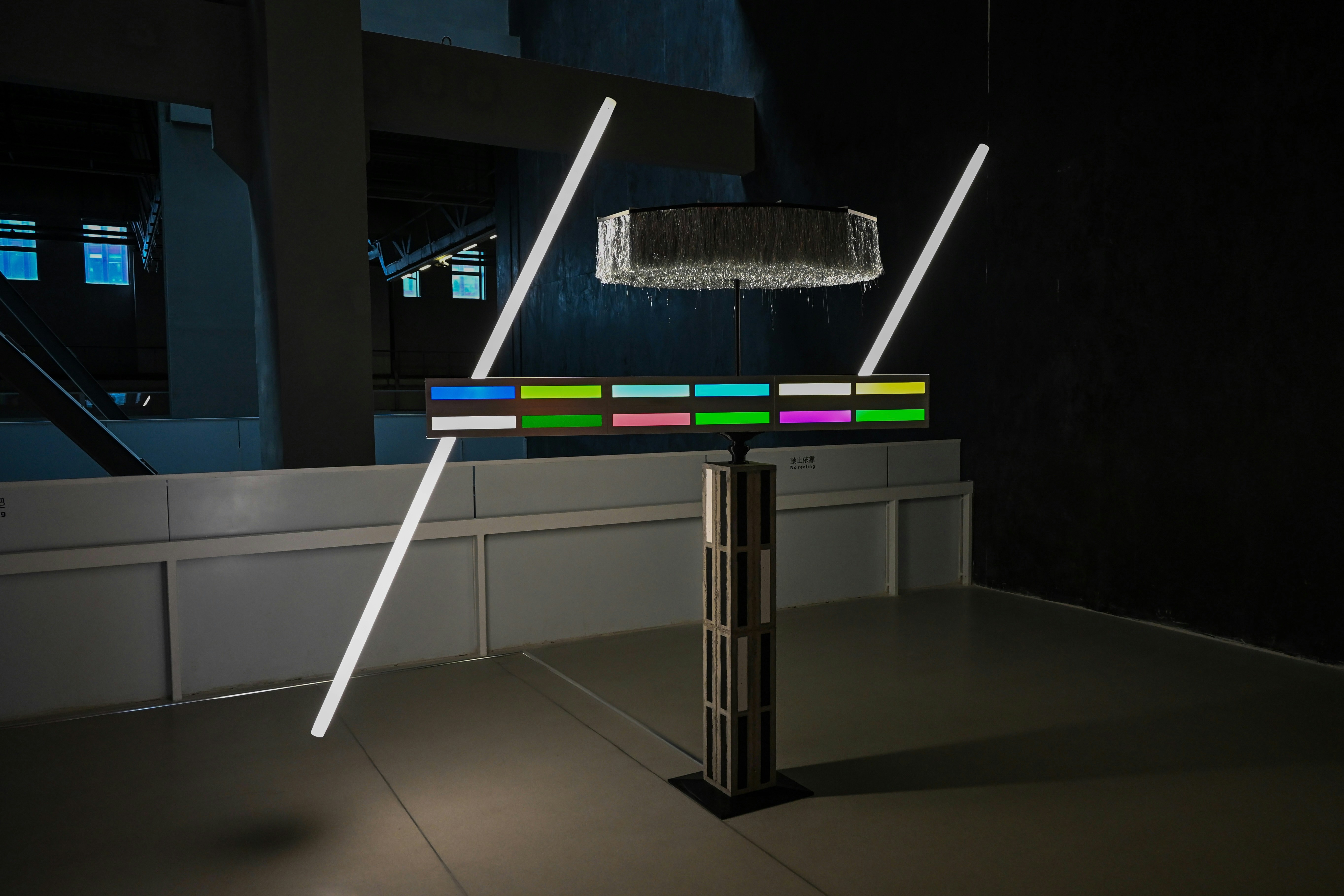 Installation d’art moderne avec lumières colorées et verre