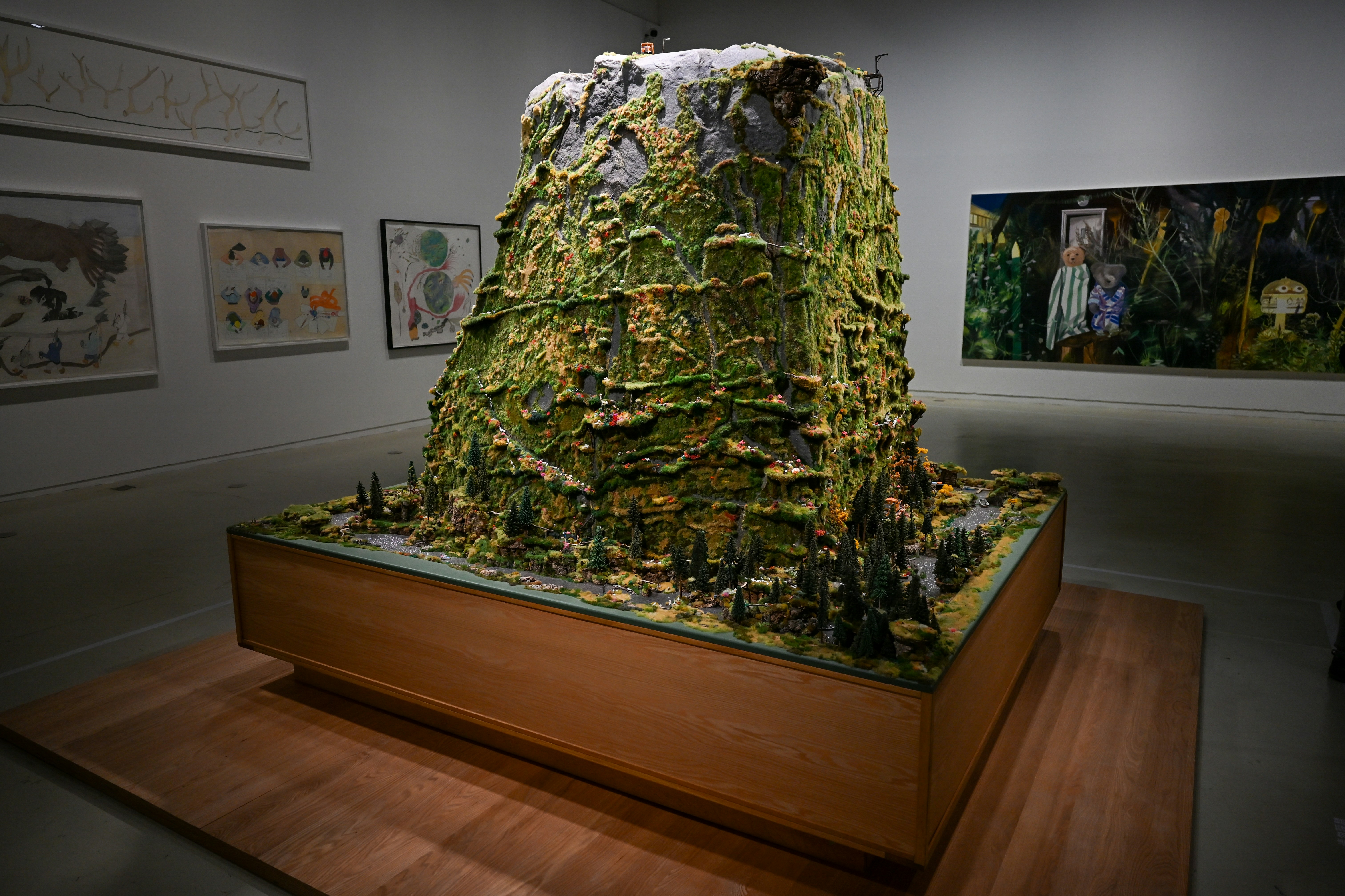 Sculpture d’une structure couverte de mousse dans une galerie
