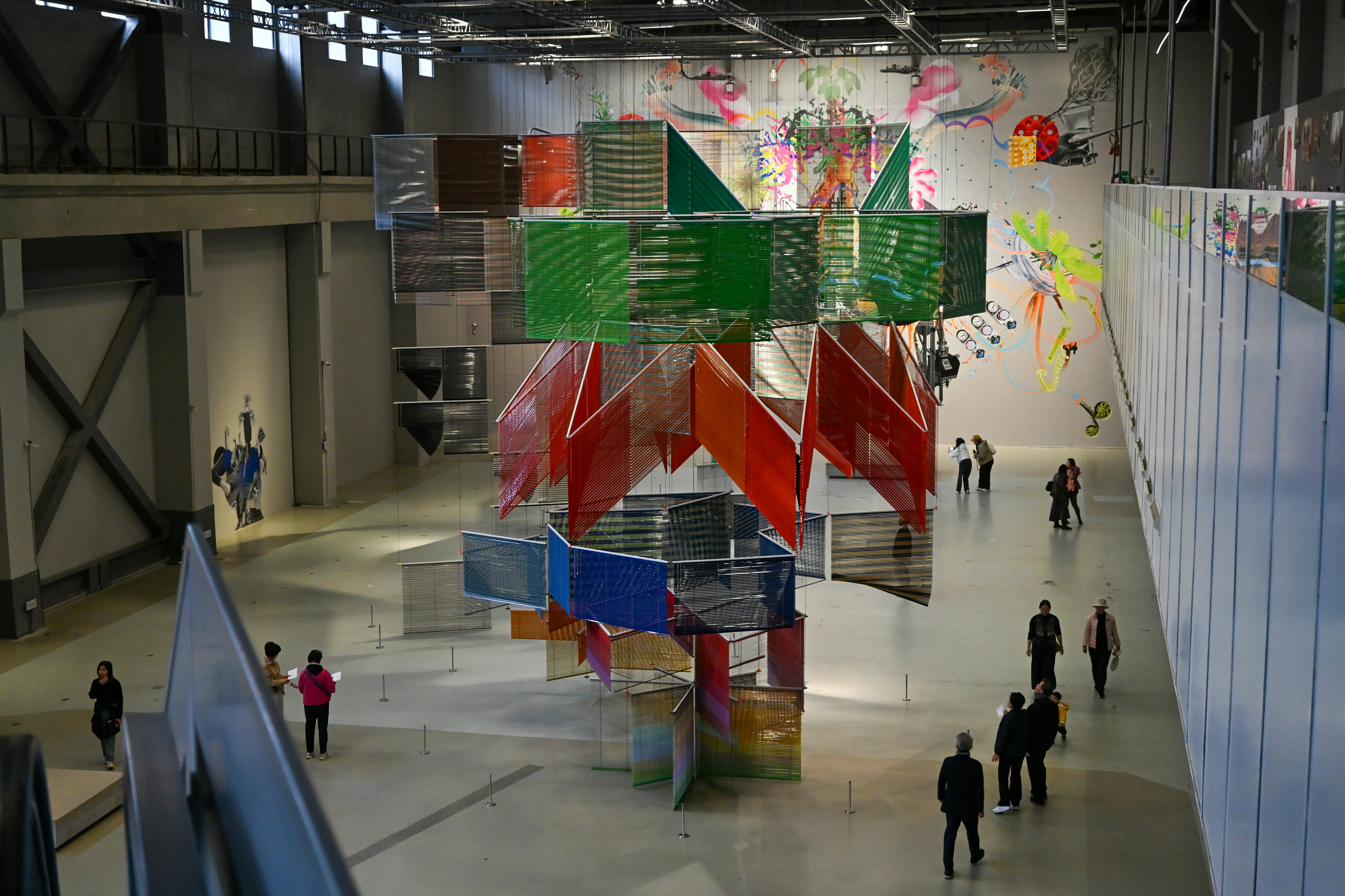 Grande installation artistique colorée dans une vaste salle de musée