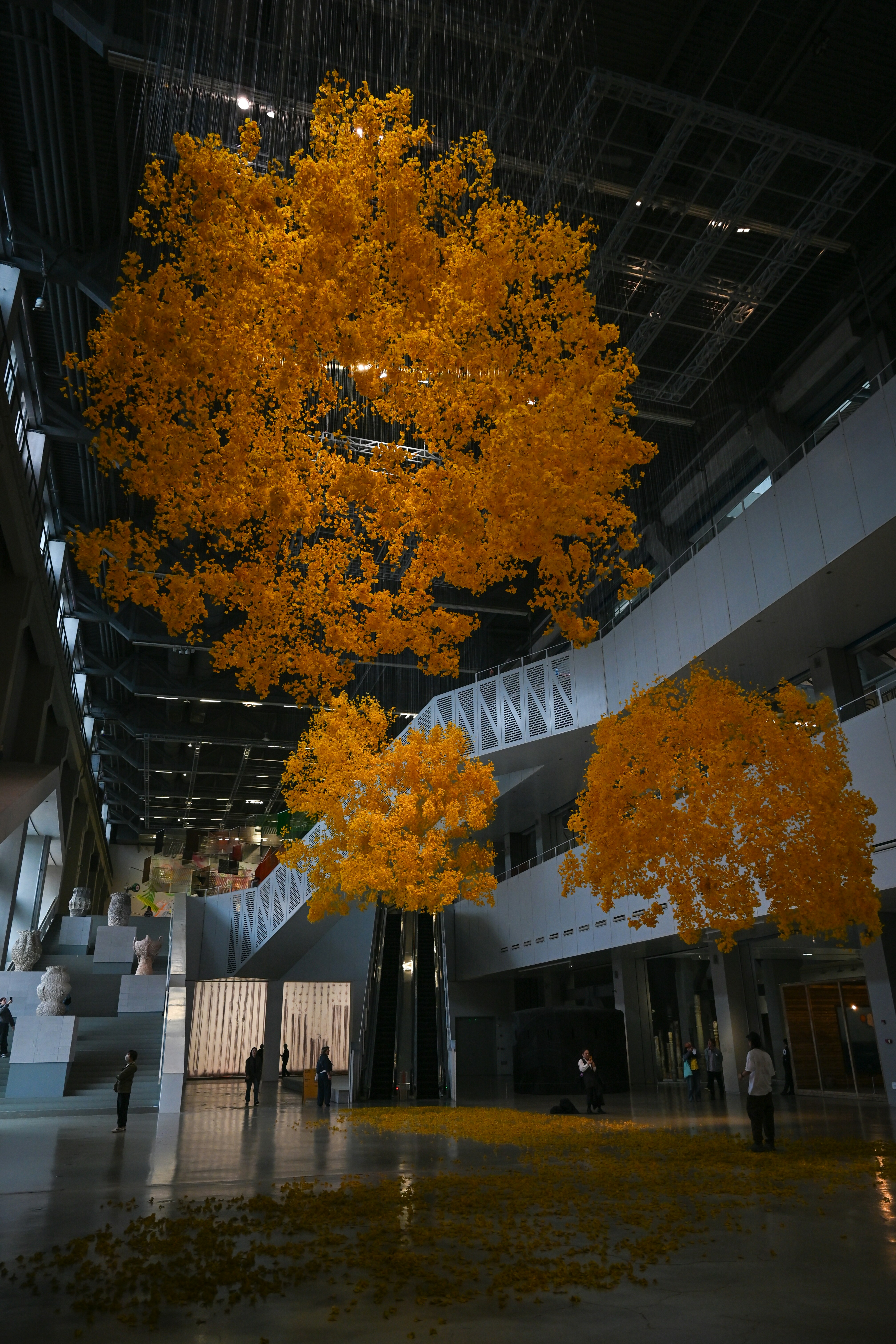 Grands arbres artificiels aux feuilles jaunes à l’intérieur