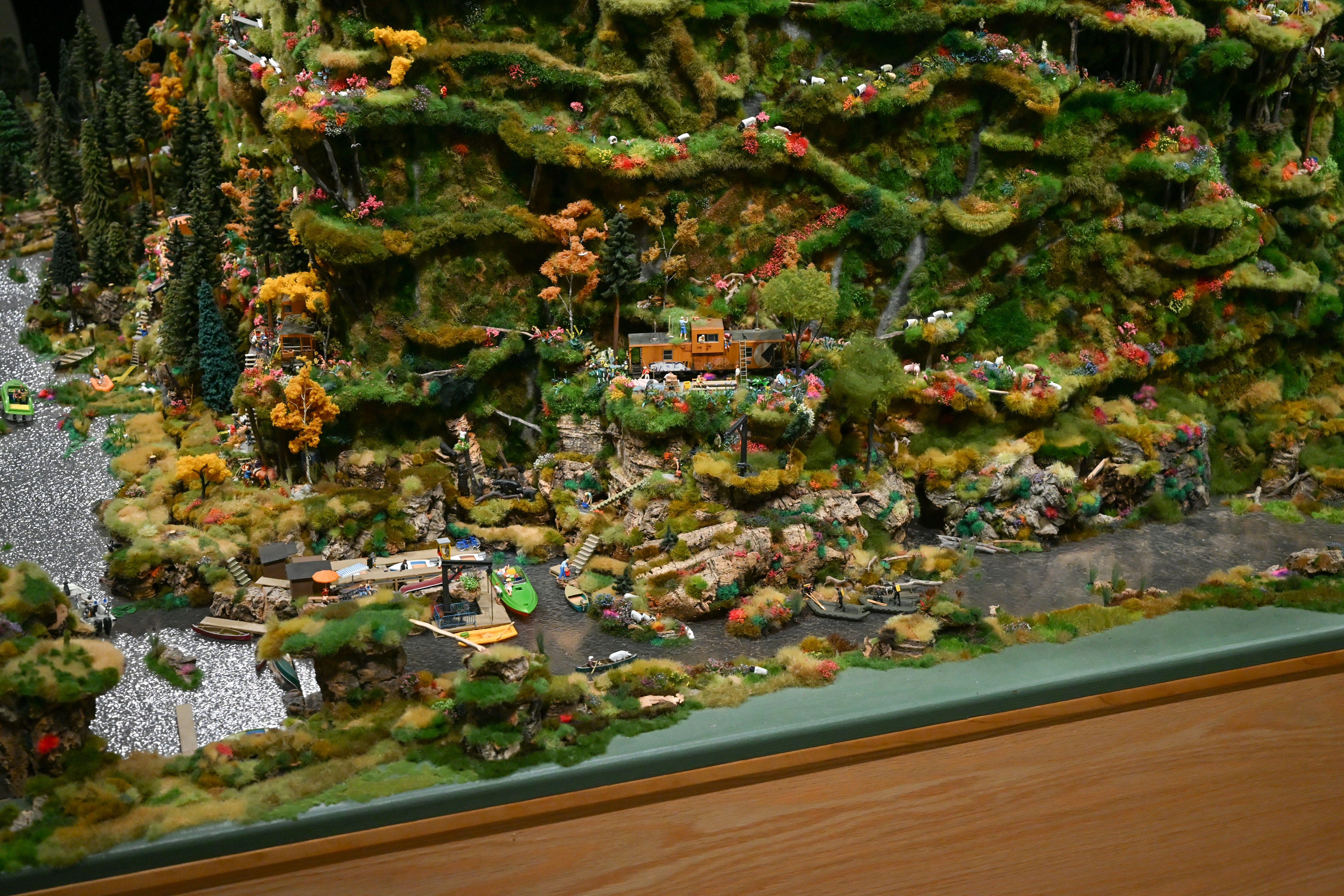 Mini-diorama d’une forêt avec une rivière et un village.