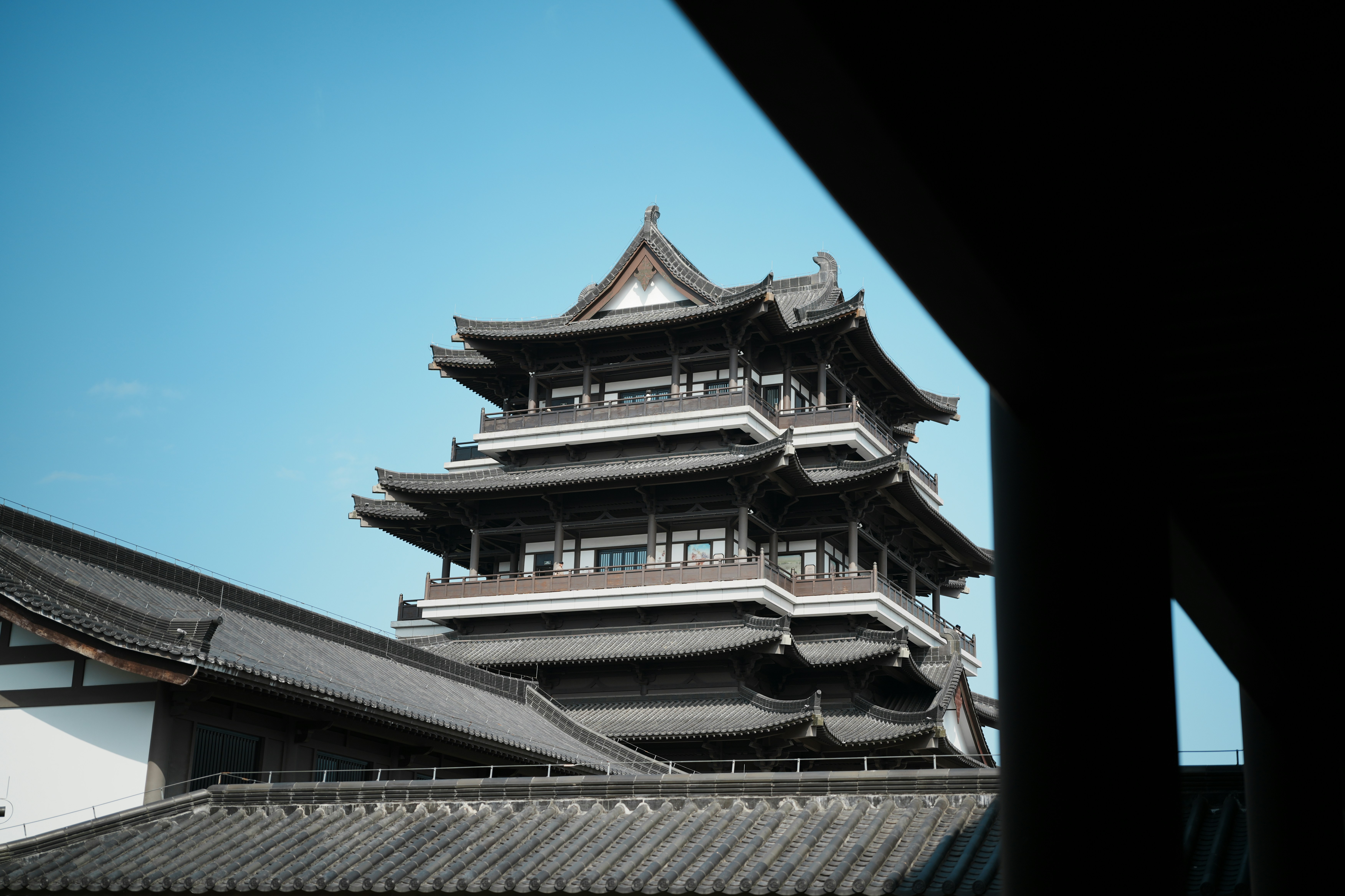 Pagoda tradisional Jepang dengan langit biru yang cerah.