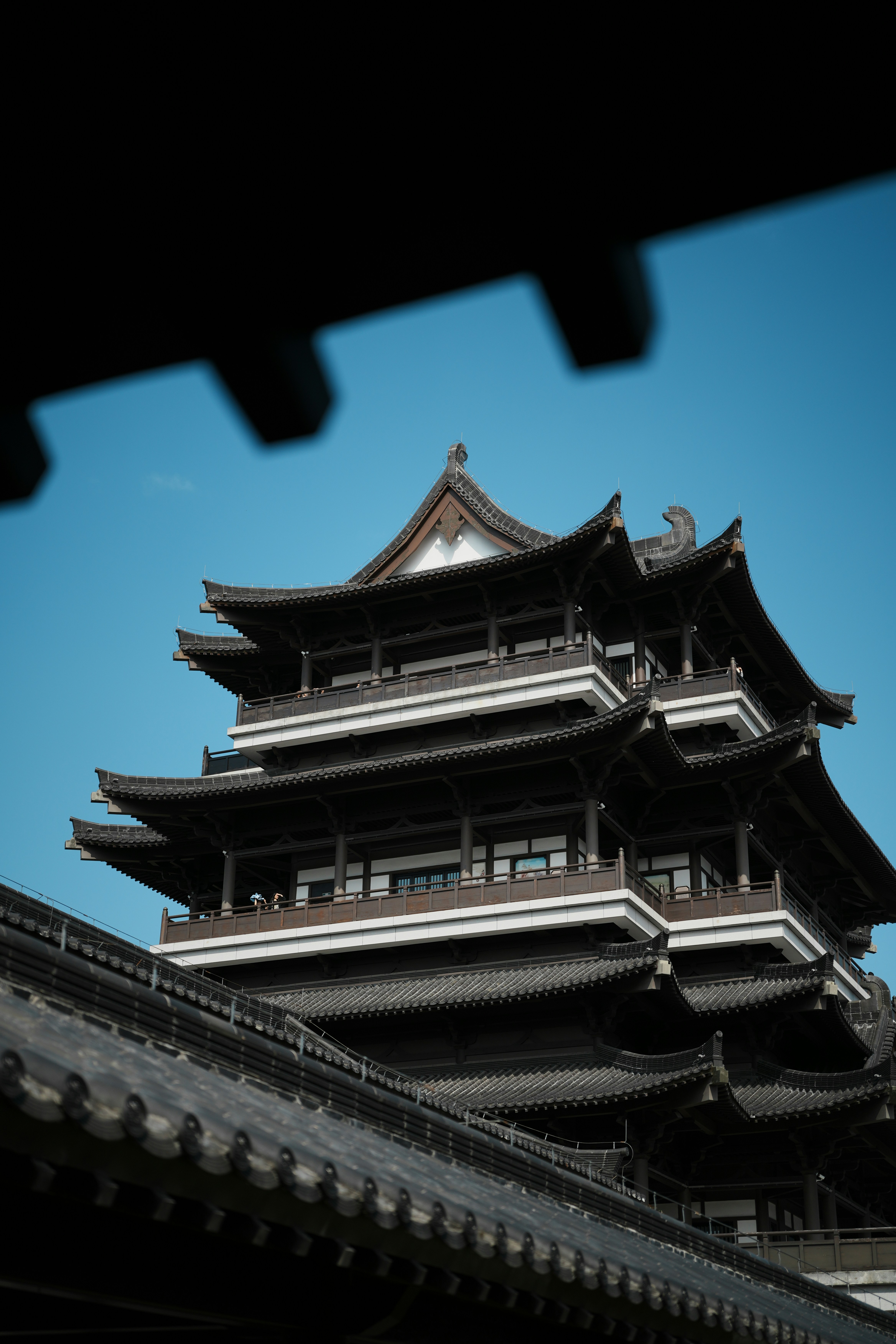Pagoda tradisional Asia Timur dengan langit biru yang jernih.