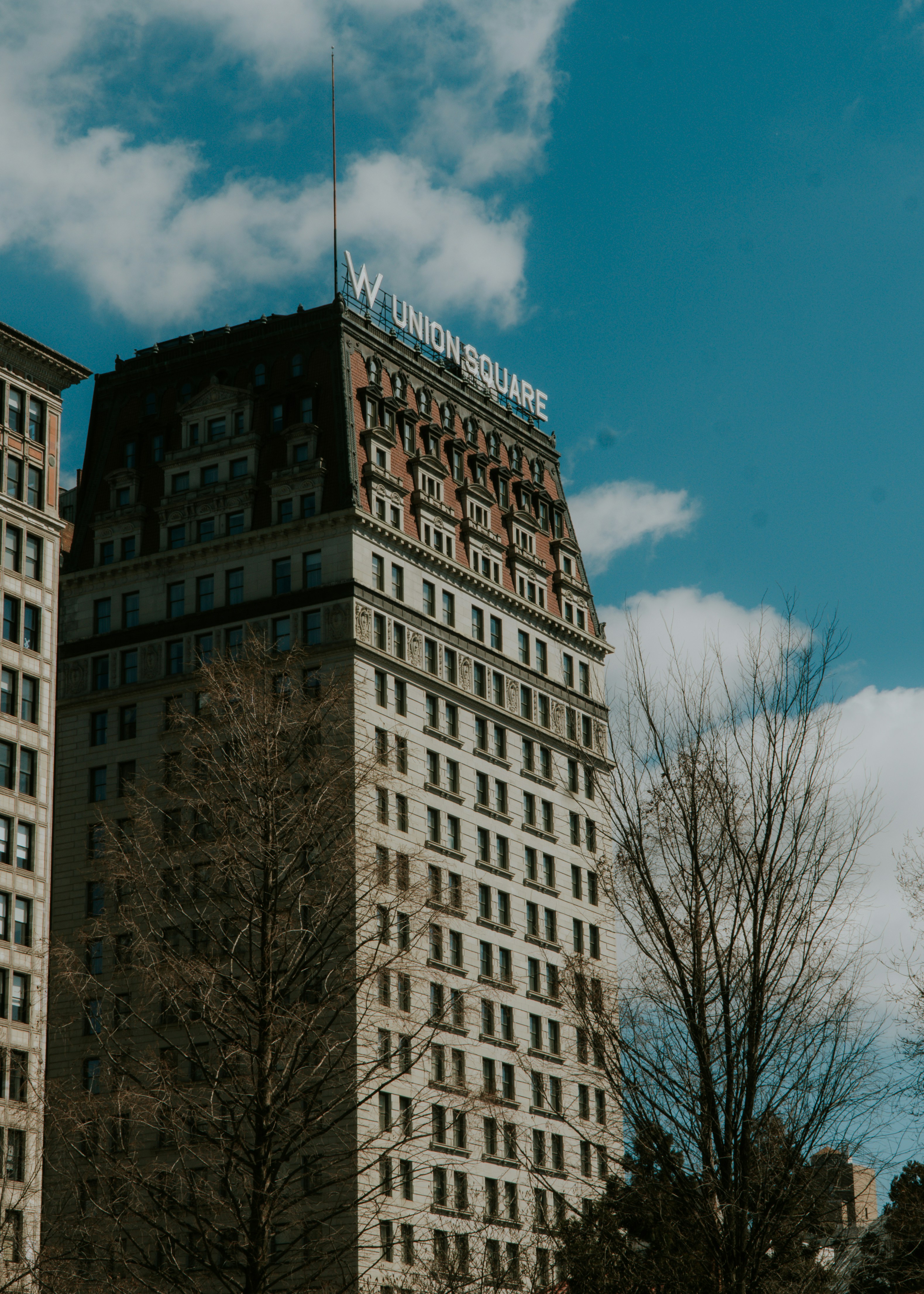 Tall building with "w union square" sign