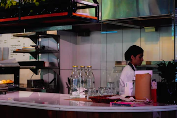 Barista hinter dem Café-Tresen