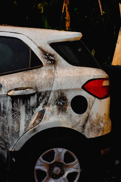 Dirty white car in glasgow