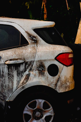 Dirty white car in glasgow
