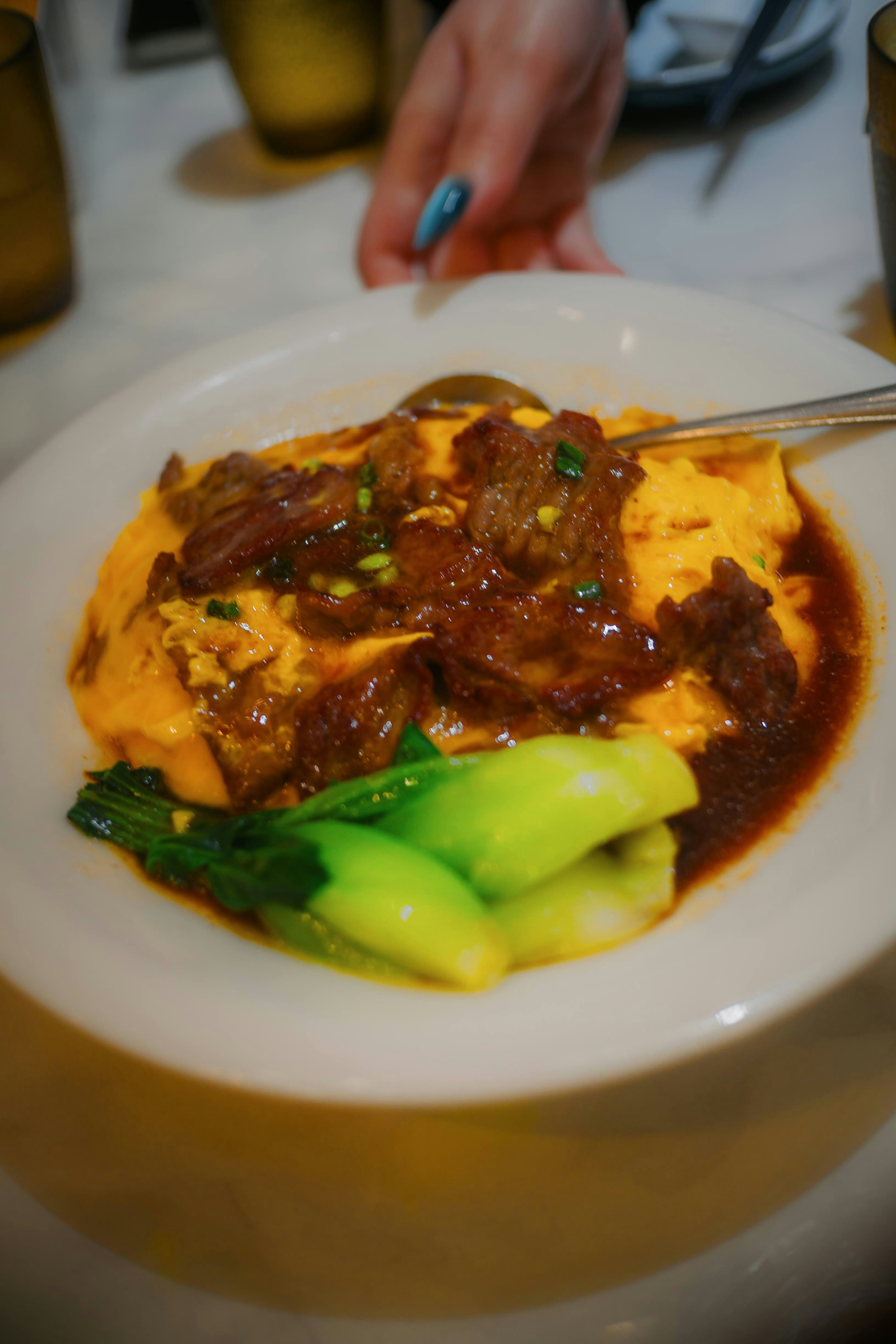 Uova strapazzate con manzo e bok choy
