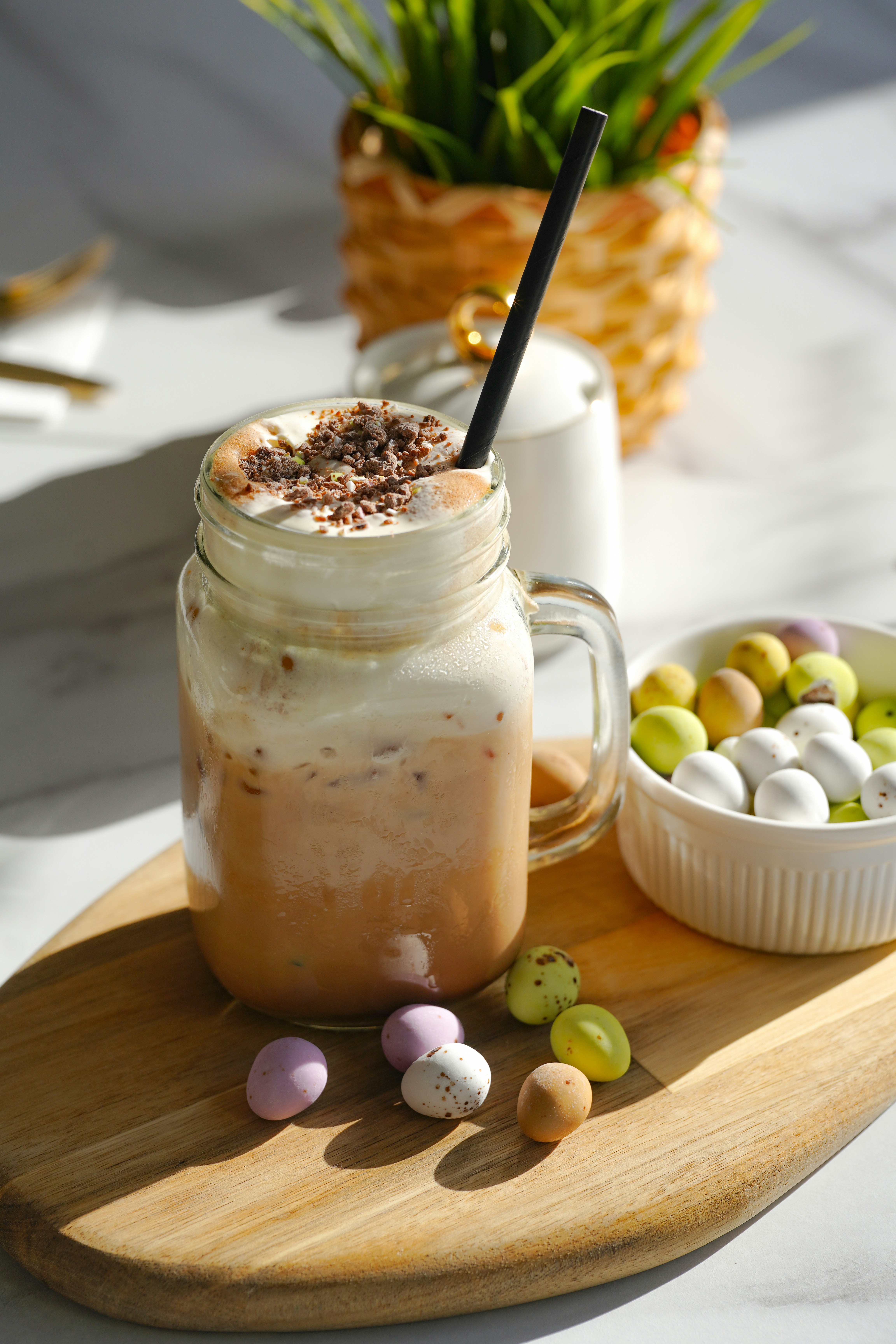 ホイップクリームとチョコレートの削り片を添えたアイスコーヒー