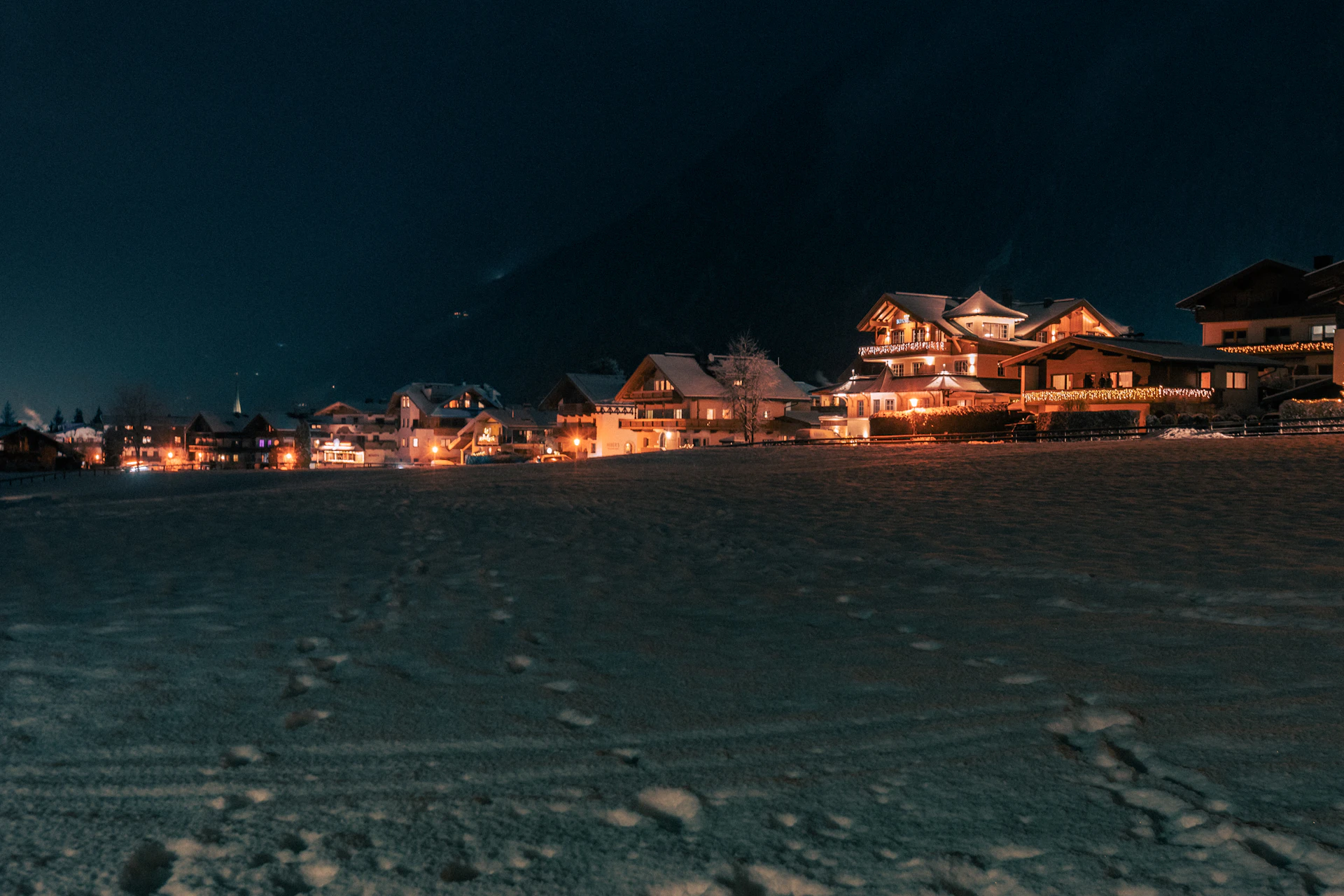 Village de montagne illuminé la nuit