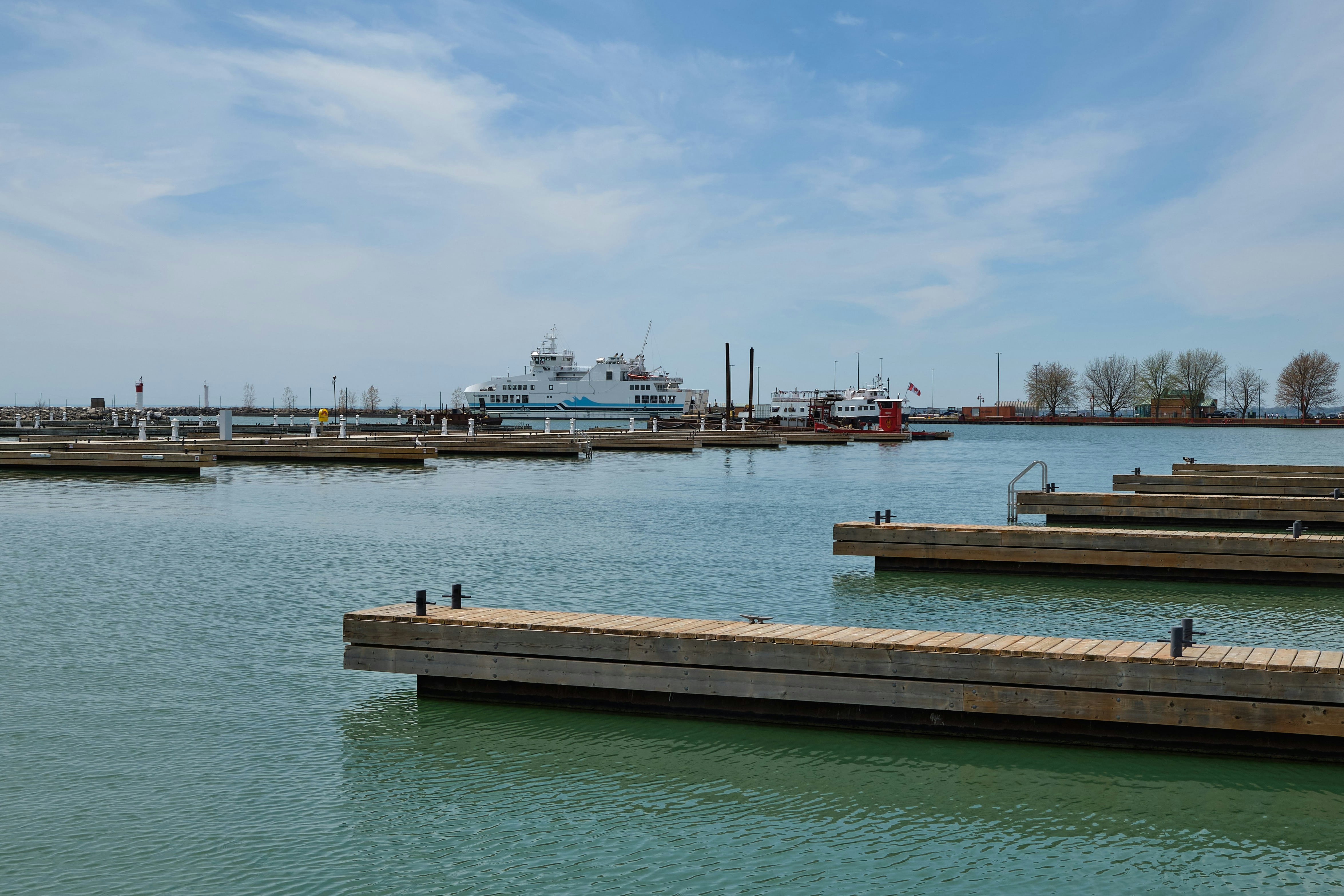 Barche attraccate in una marina tranquilla in una giornata limpida