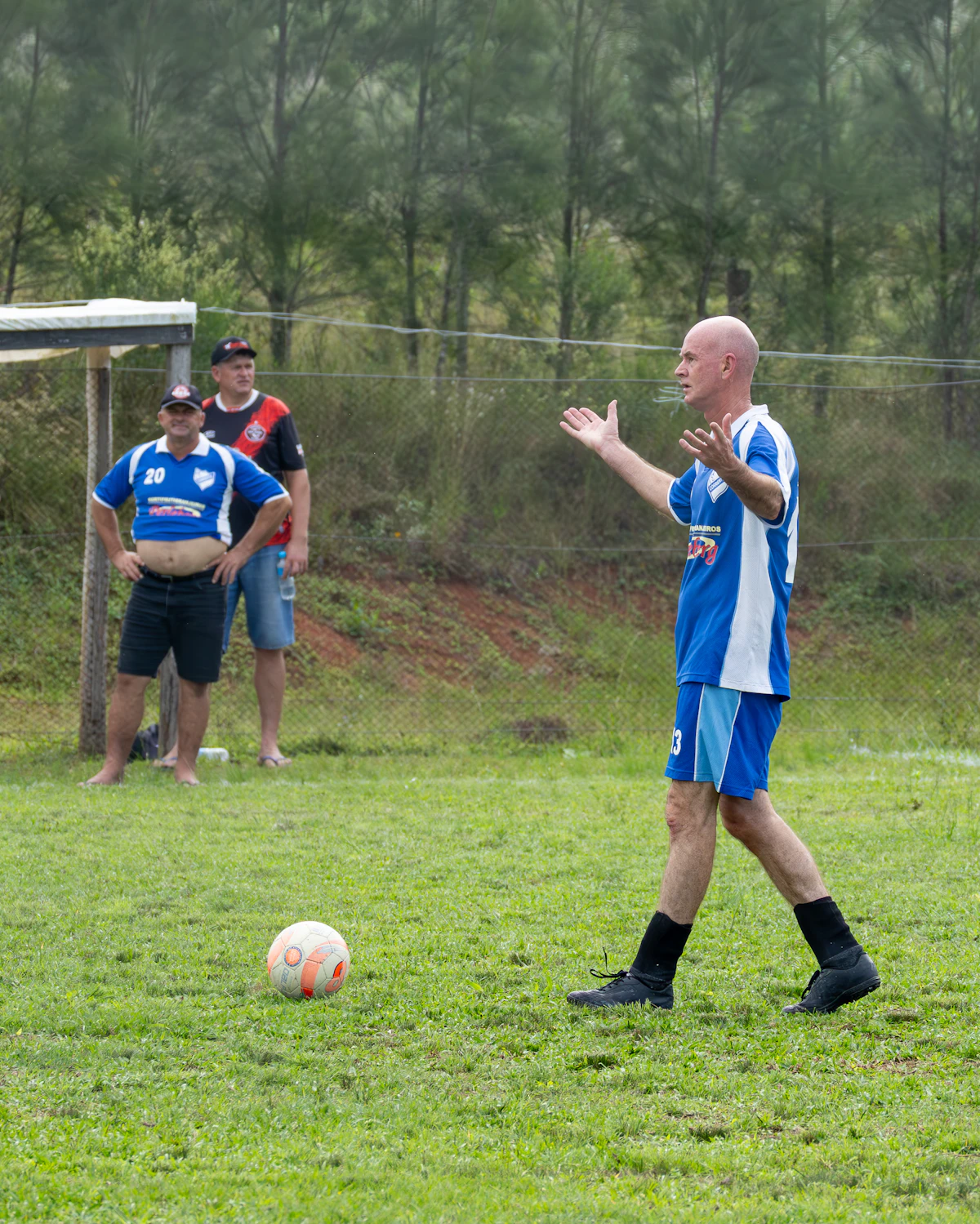 Trainer gibt taktische Anweisungen an der Seitenlinie