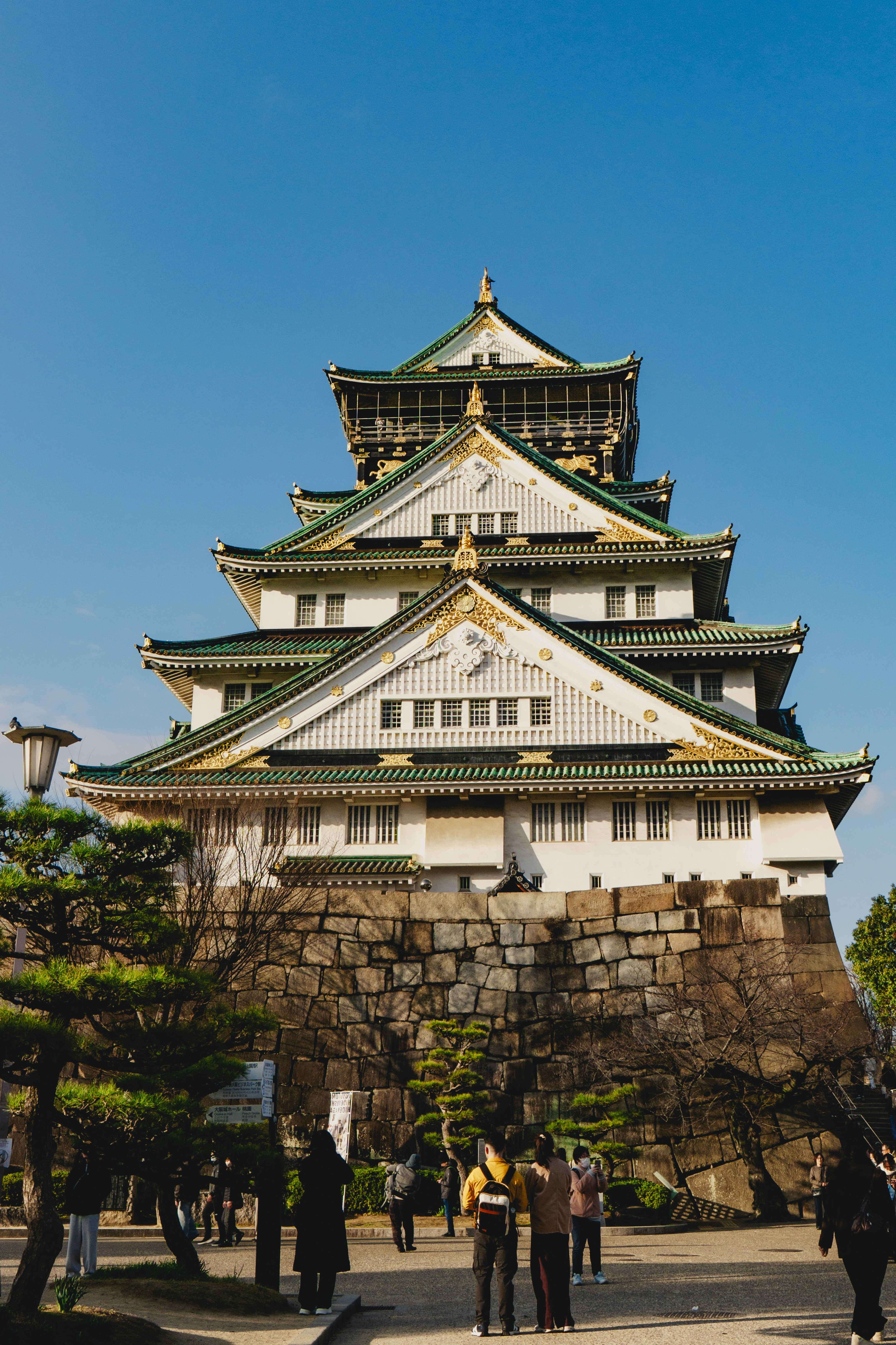 Château japonais historique aux toits en gradins sous un ciel bleu