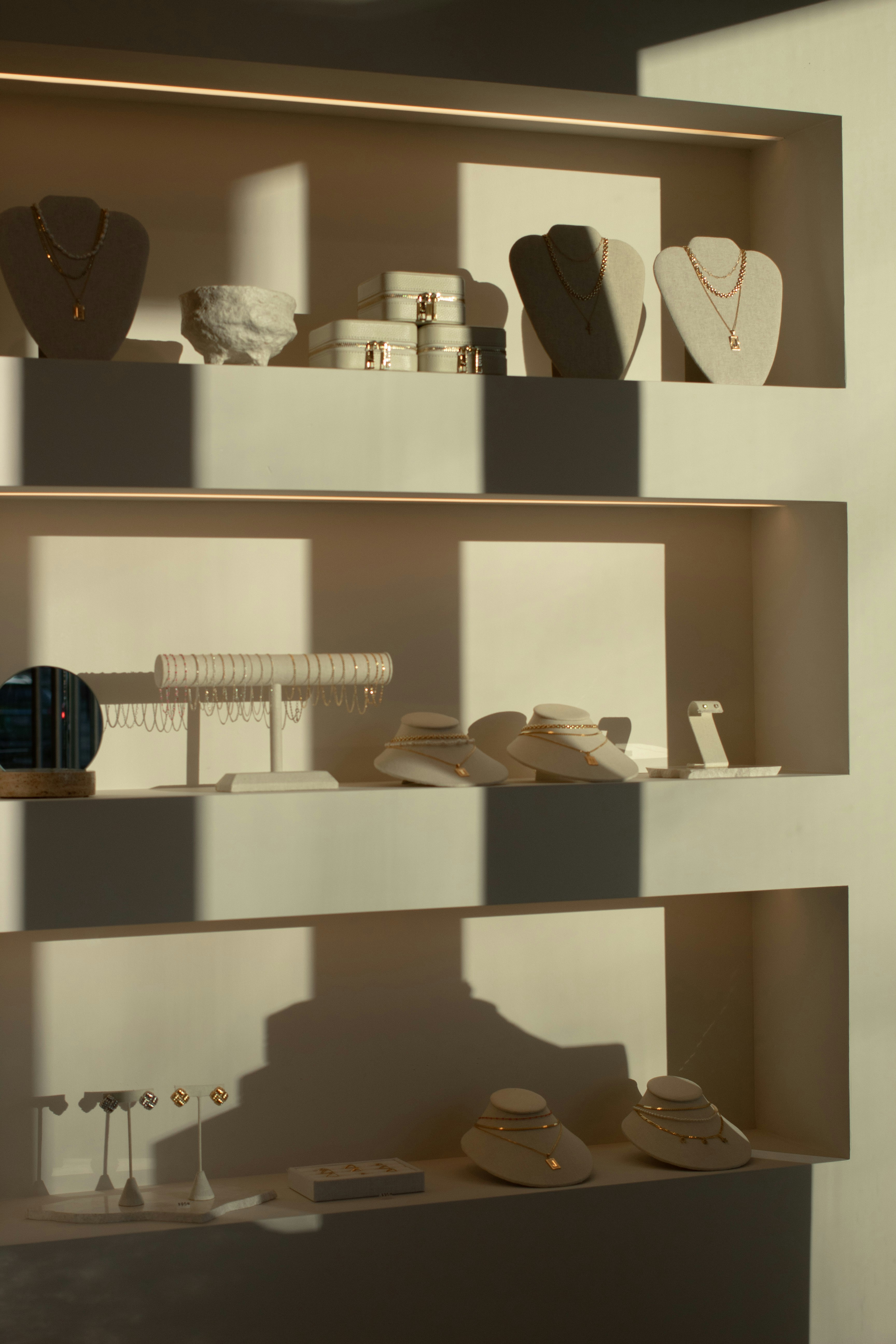 Estanterías de exposición llenas de joyas y accesorios elegantes.