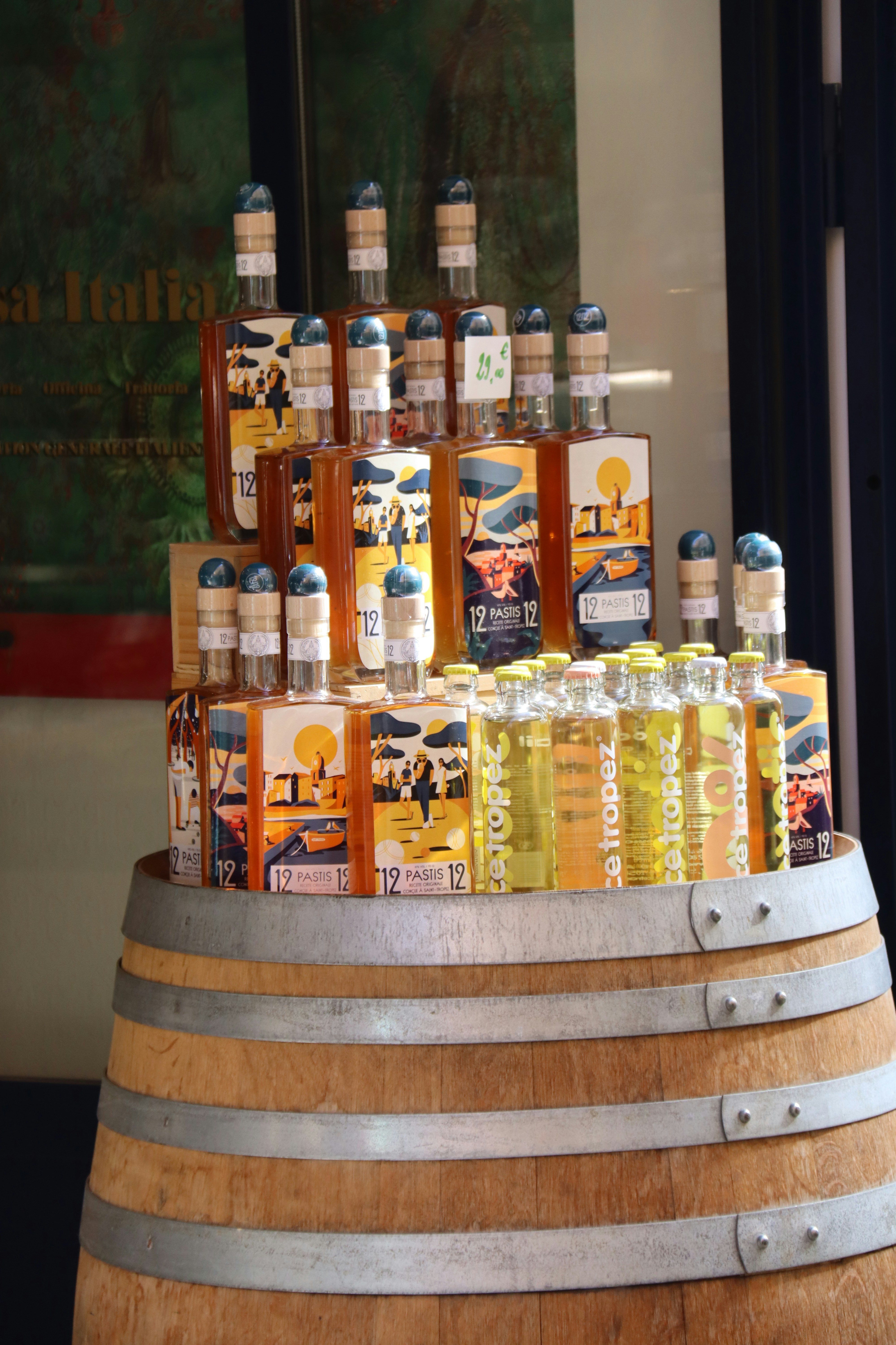 Botellas de alcohol expuestas en un barril de madera.