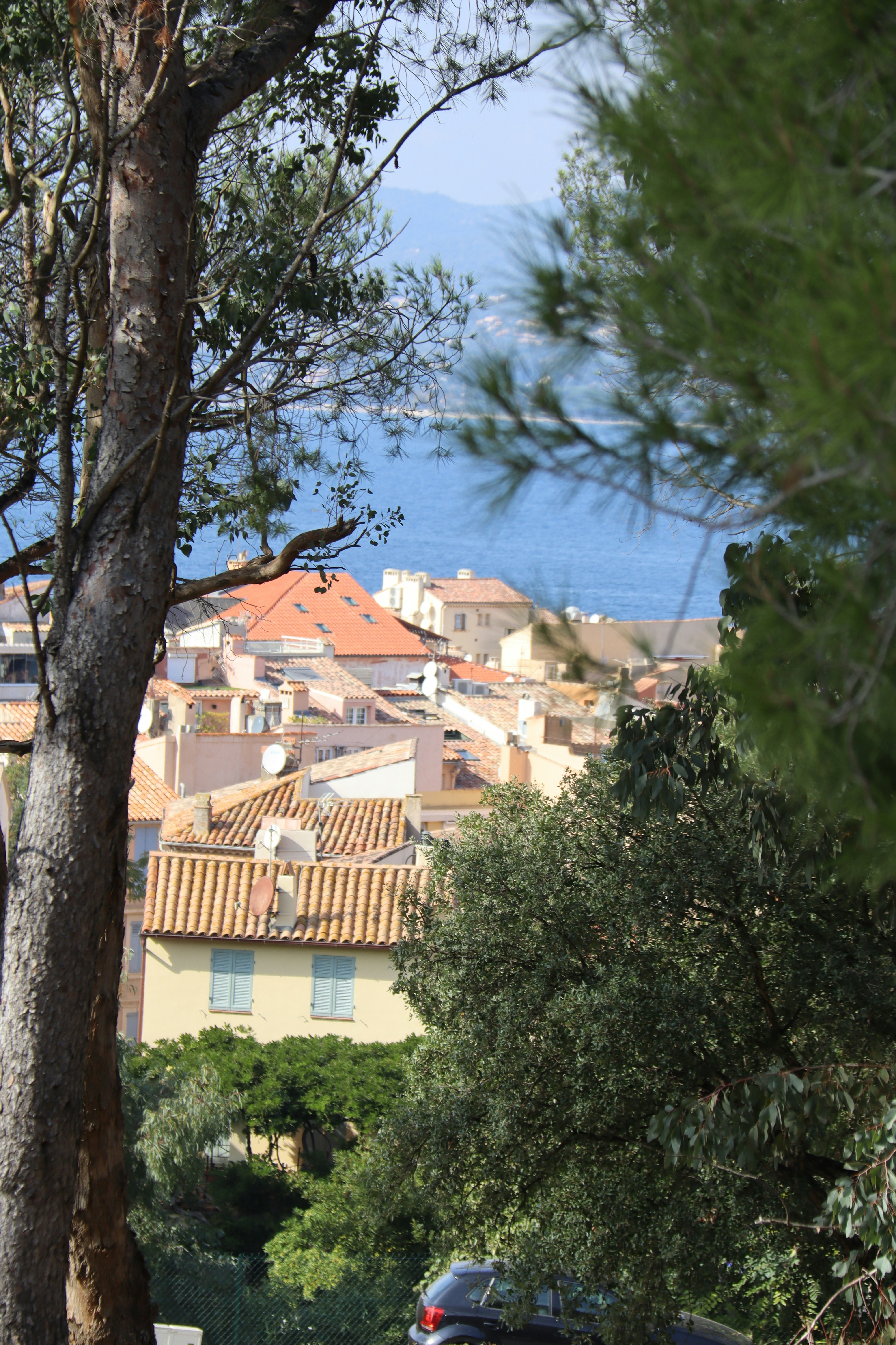Azoteas de un pueblo costero con vistas al mar azul.