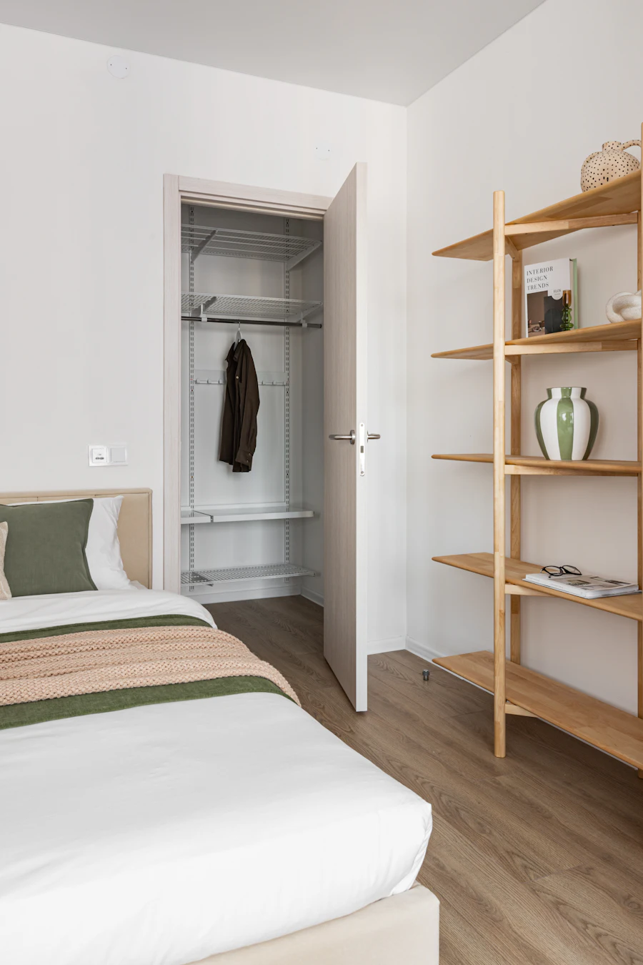 Closet com portas abertas e prateleiras de madeira