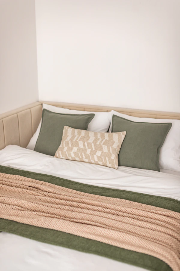 Bed Runner aksen kain melintang di ujung tempat tidur hotel
