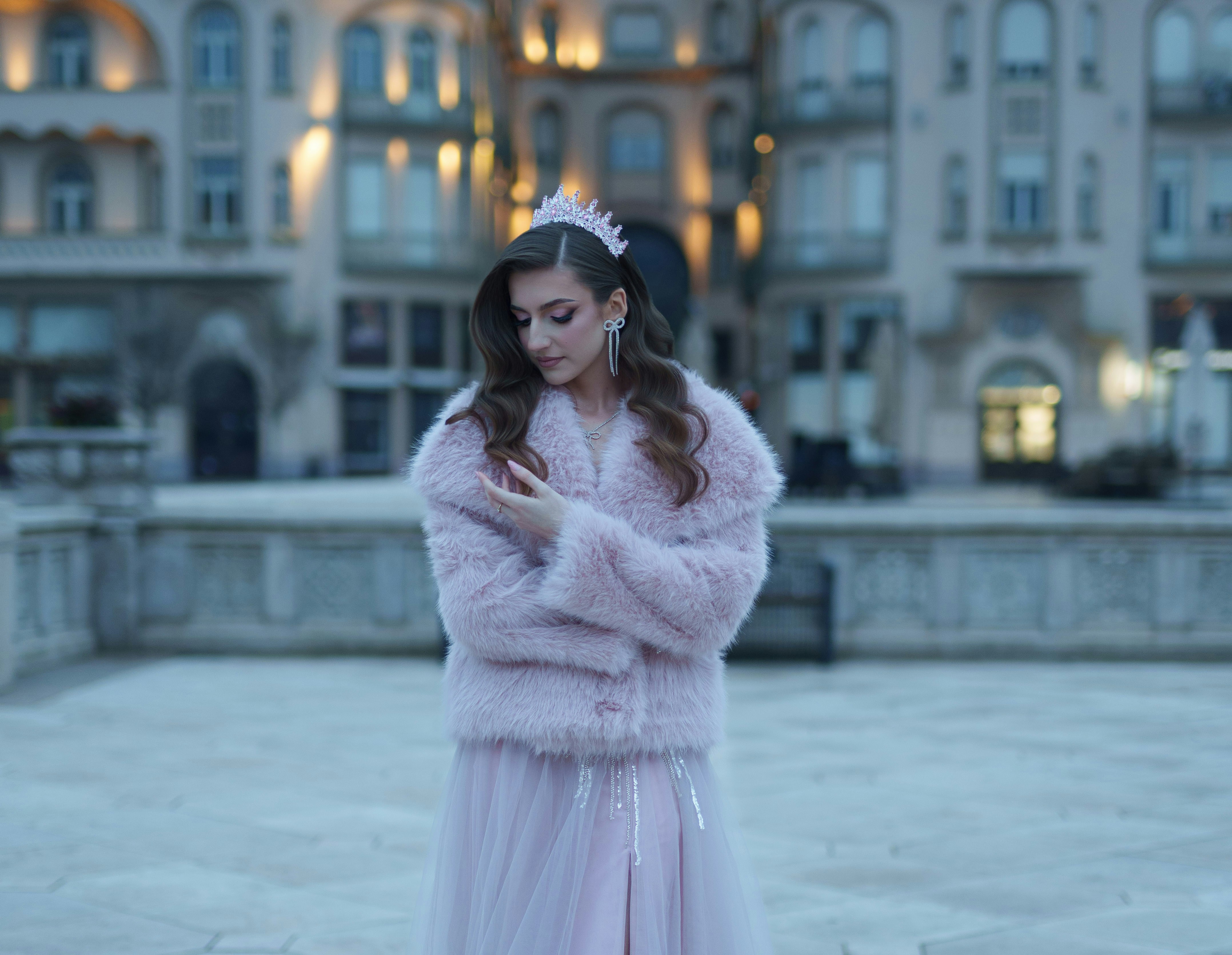 Jovem mulher com um casaco e vestido de peludo rosa