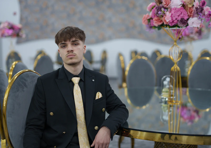 Un joven sugar baby con traje en un evento formal.