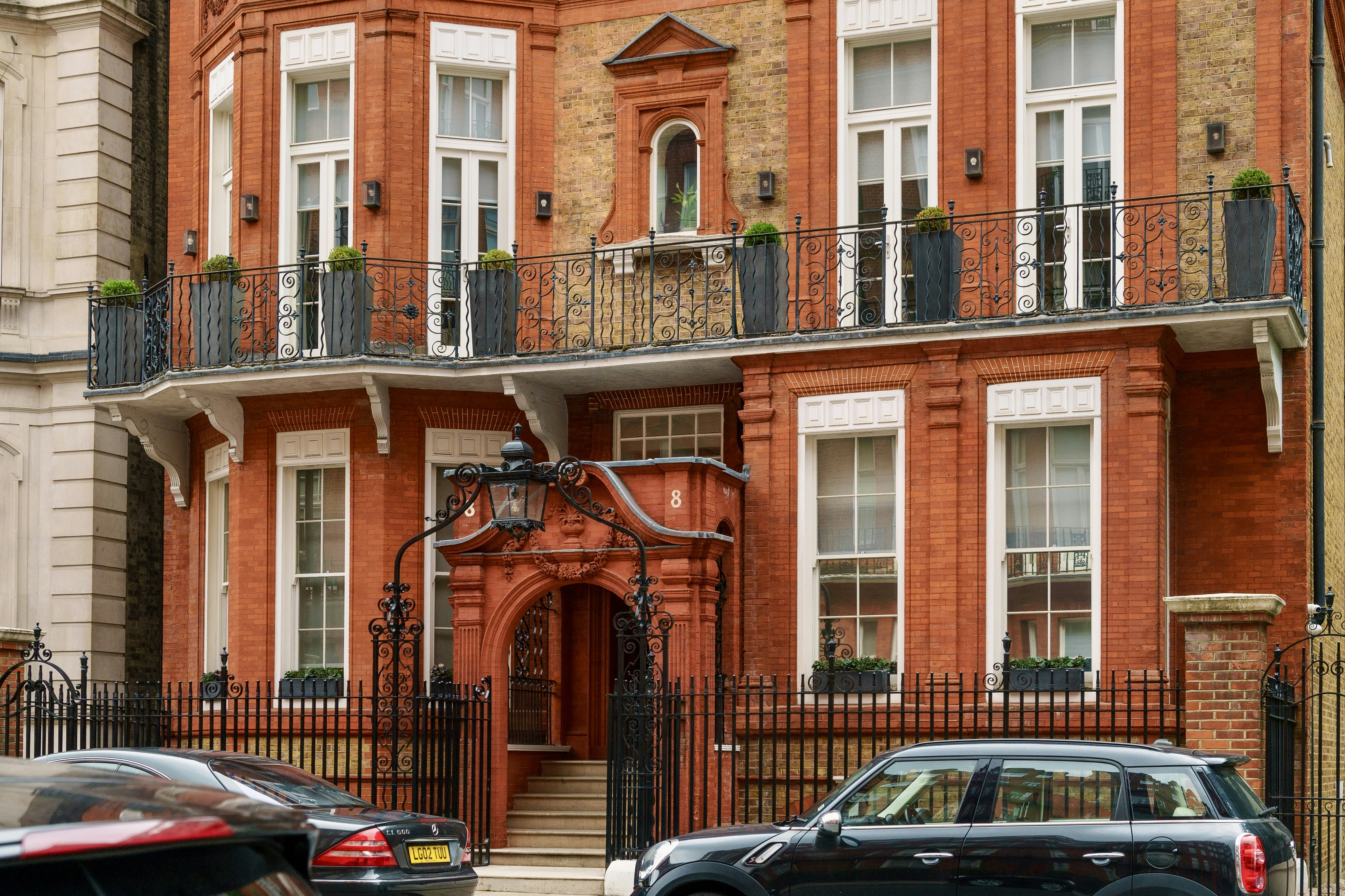 luxury townhouse exterior london