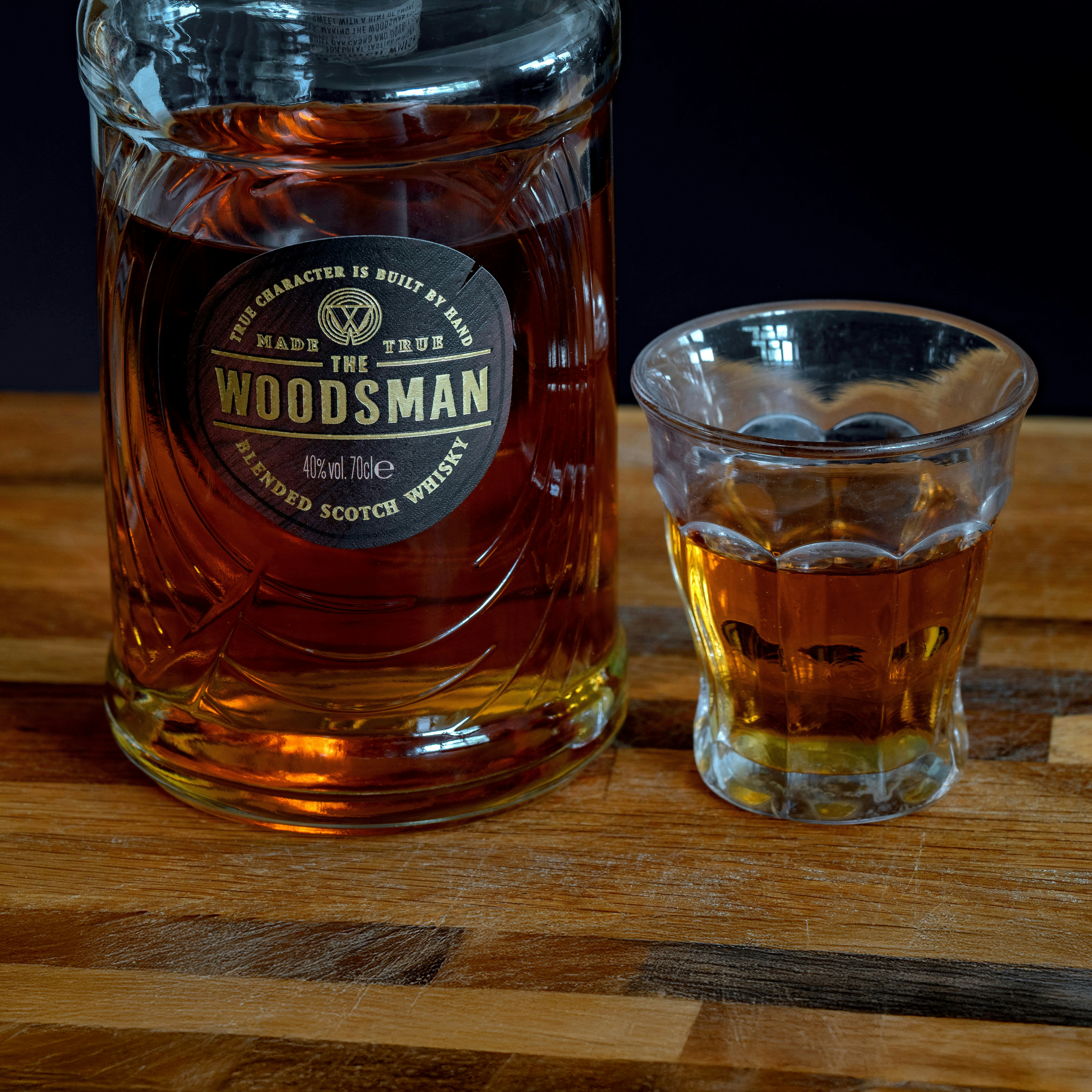 Bottiglia e bicchiere di whisky scotch blended